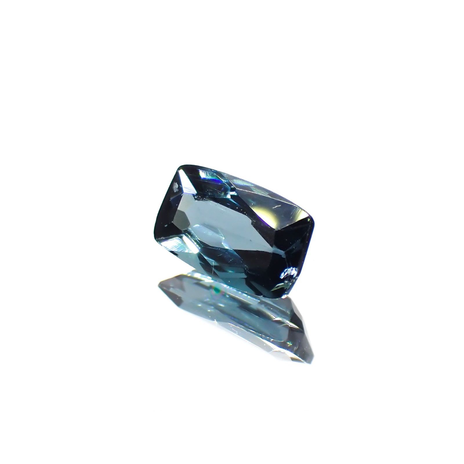 インディゴライト(宝石名ブルー・トルマリン/別名インディゴライト)ブラジル産 ソ付(彩珠) 0.746ct / 7.5x4.4mm前後 [220717194]