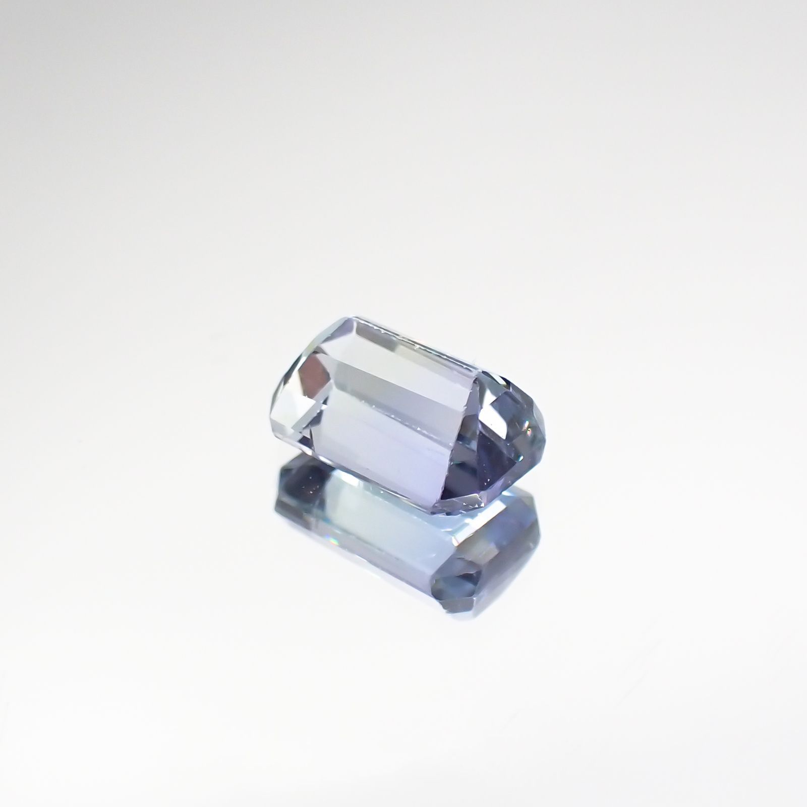 パーティカラータンザナイト(宝石名パーティカラード・ゾイサイト) タンザニア産 0.826ct ソ付(彩珠)[210711846]6.1×4mm前後