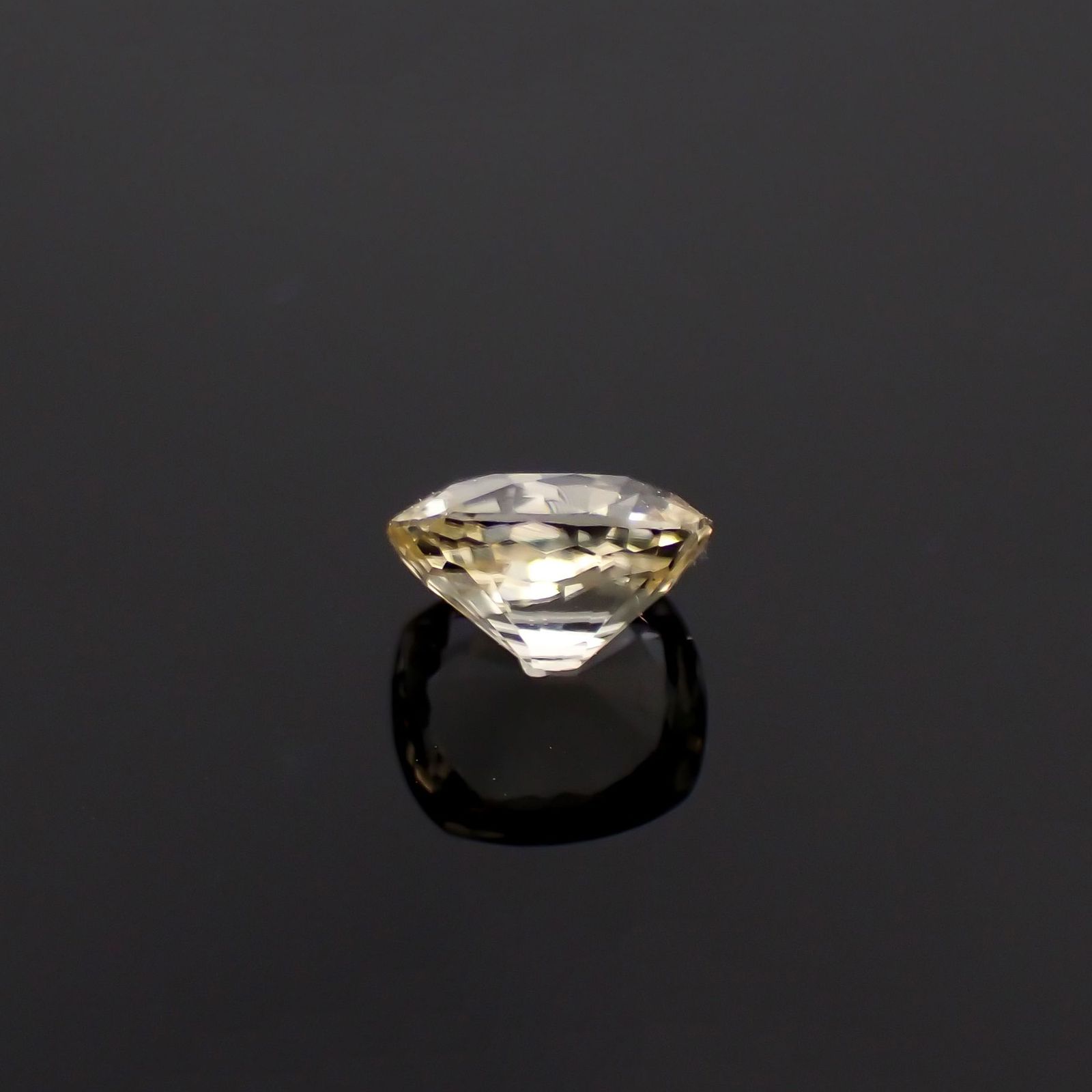 シンハライト(宝石名シンハライト)スリランカ産 0.65ct 識別済 [221219711]5.5x4.9mm前後
