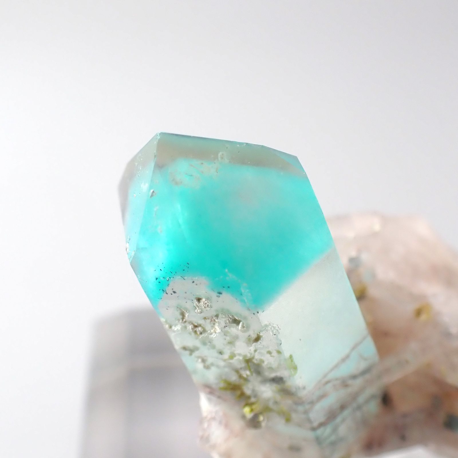 アホイトインクォーツ原石 南アフリカ・メッシーナ鉱山産 アクリル台座付き 55.16ct(11.03g) / 28.3x26.4x28.1mm前後 [260532290]