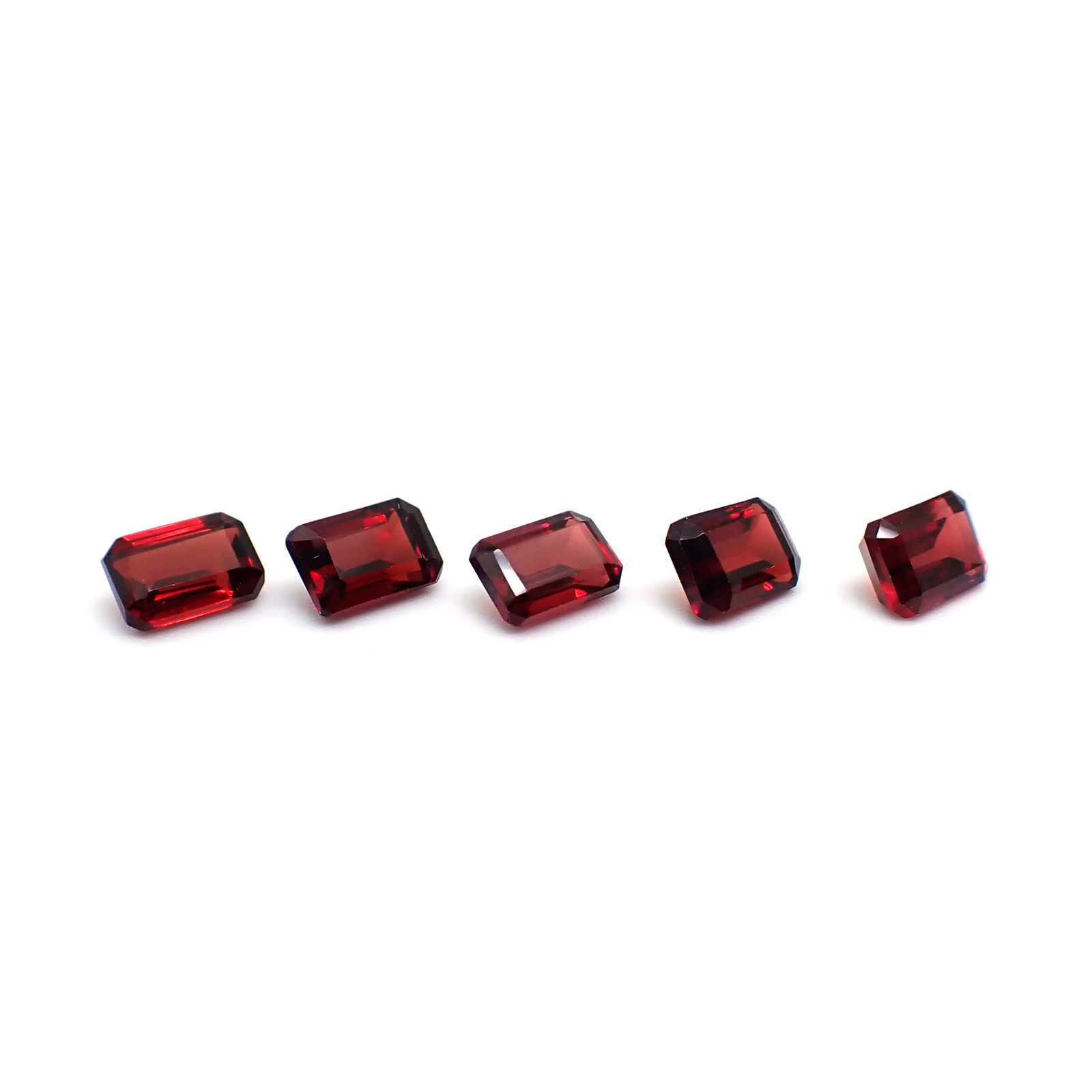 ◇ランダムセレクト◇パイラルスパイトガーネット モザンビーク産 約0.85ct / 6.1x4.1mm前後 [260532219]