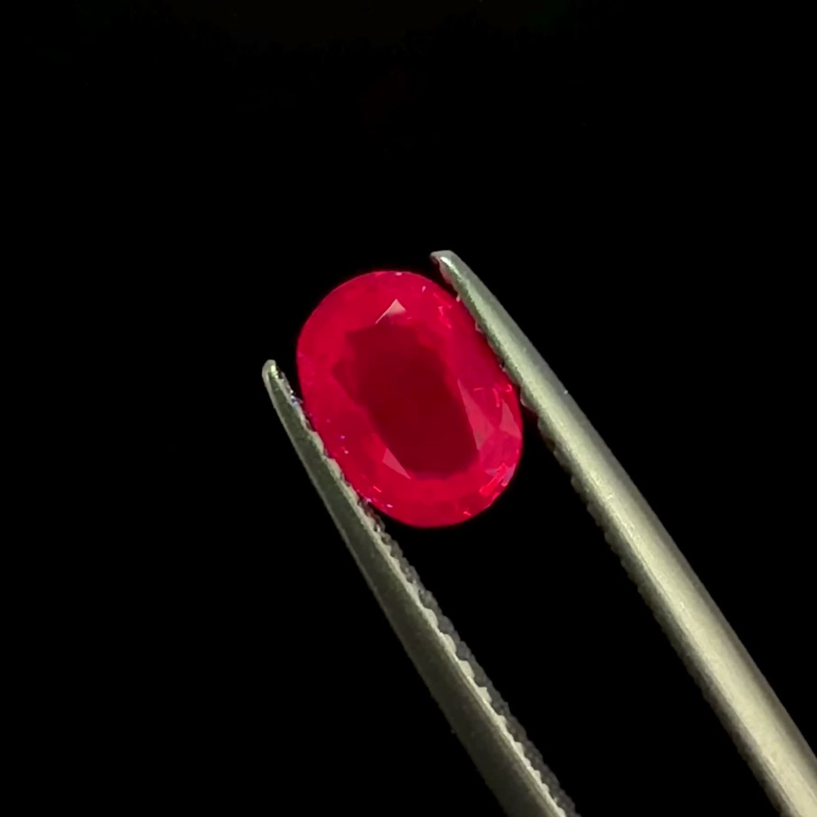 レッドスピネル(宝石名レッド・スピネル)タンザニア産 識別済 0.94ct