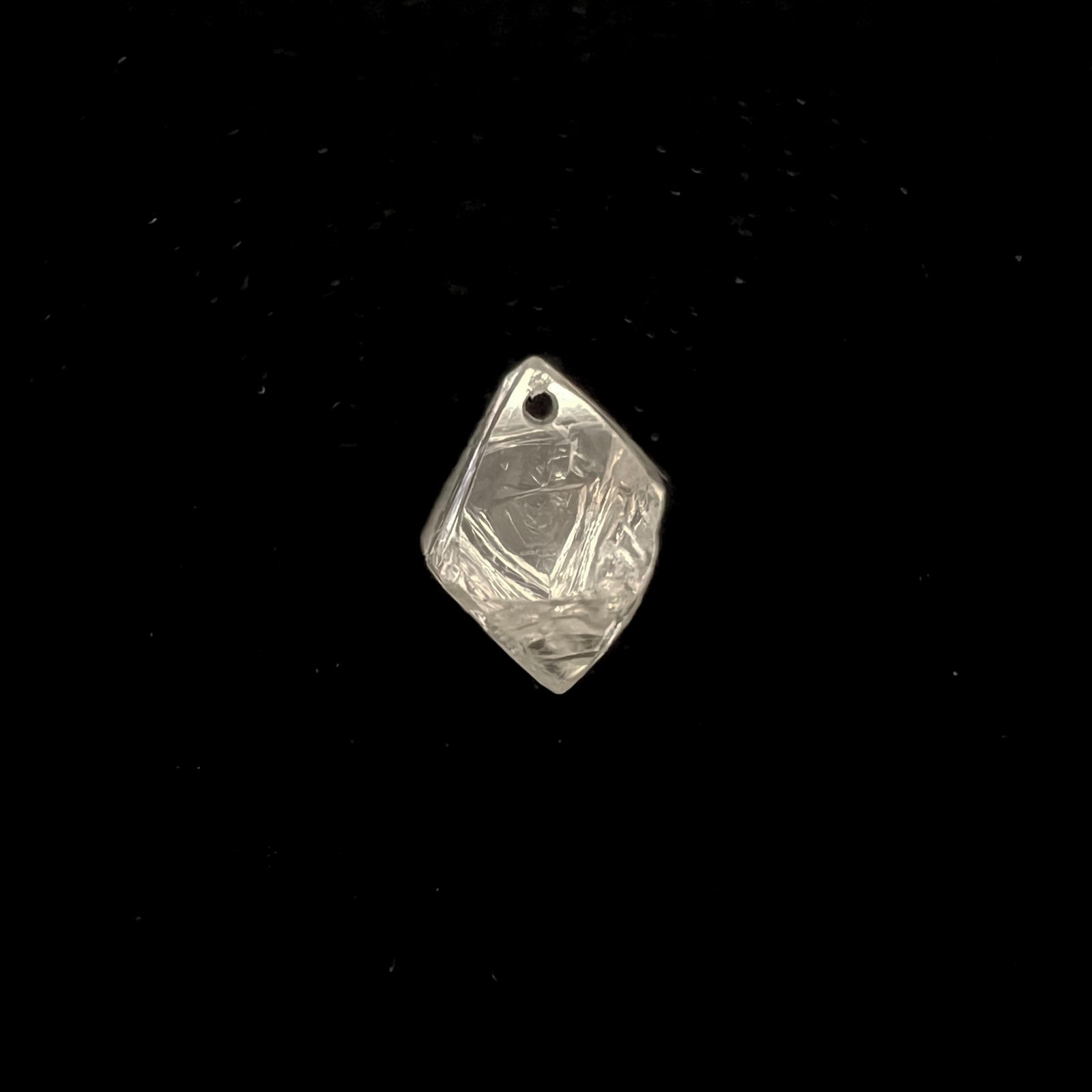 ソーヤブルダイヤモンド 原石(成長丘あり/Growth Hillock) ※通し穴あり(宝石名ダイアモンド) 0.31ct 識別済[230923452]4.3x4.1mm前後