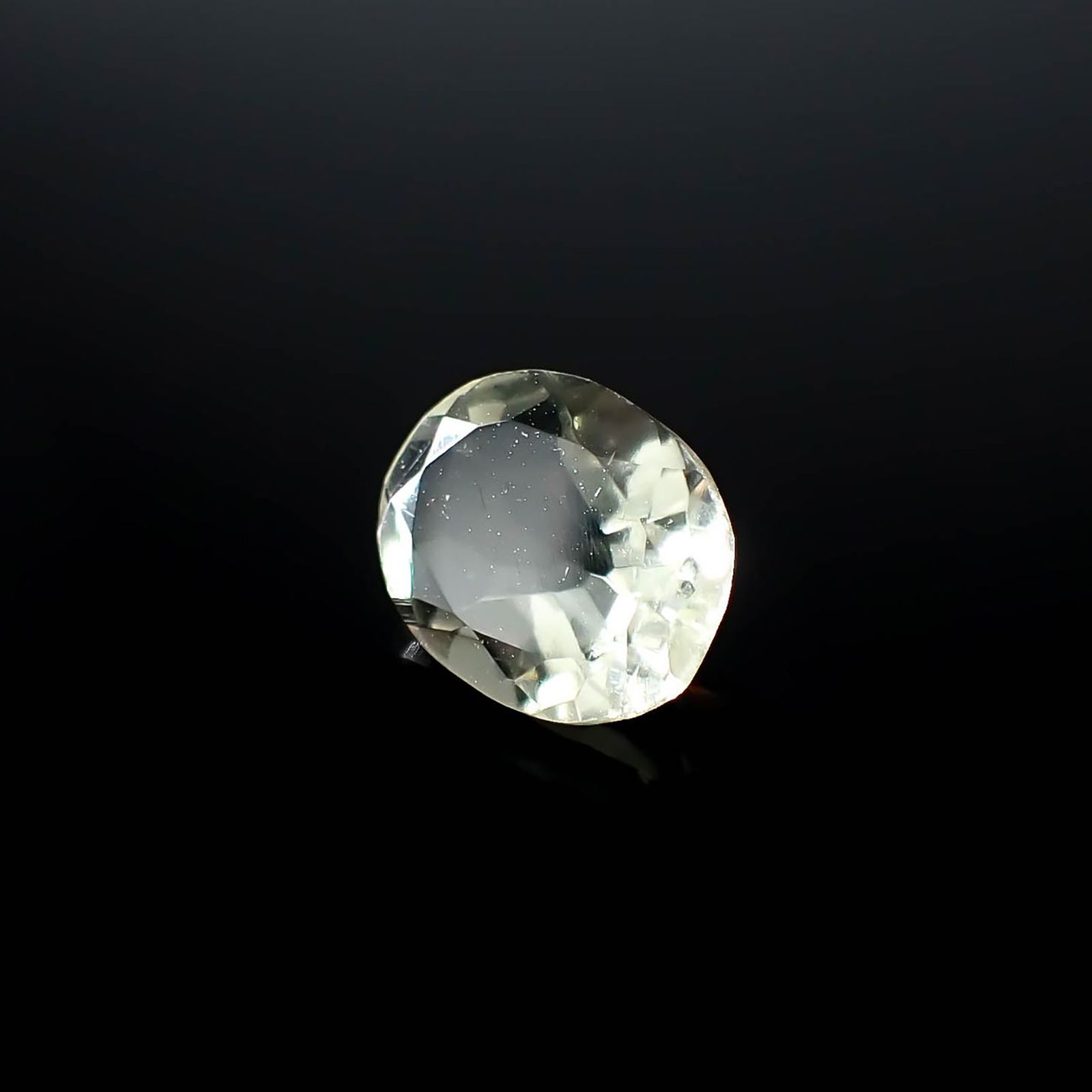リビアングラス 発見地：エジプト・リビア砂漠 2.58ct / 11.5x8.8mm前後 [251131304]