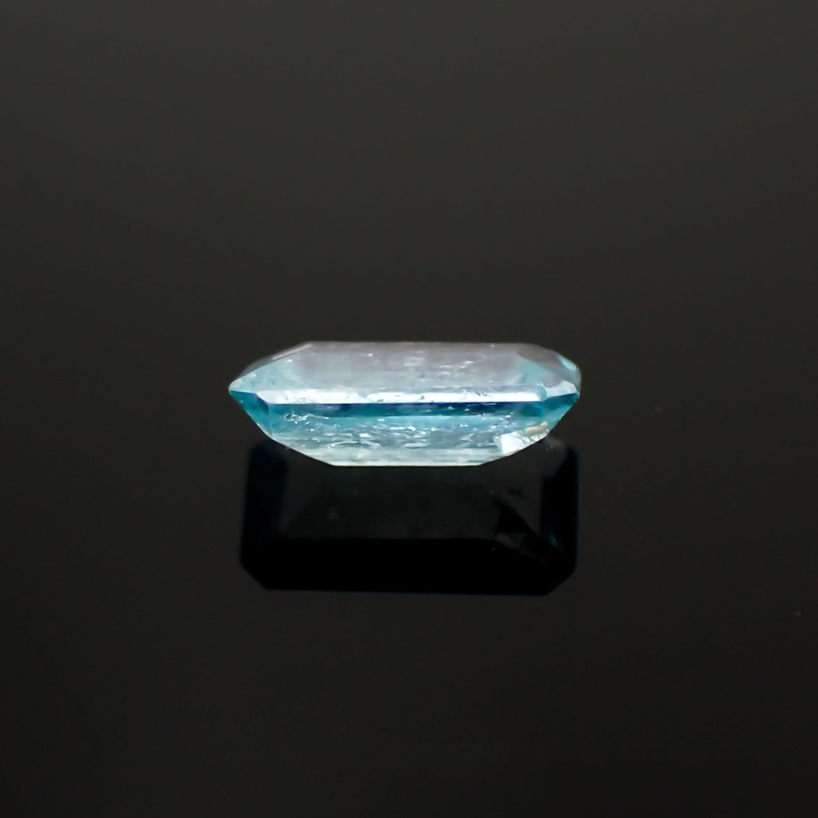 ユークレース(宝石名ブルー・ユークレース)コロンビア産 0.767ct ソ付(彩珠)[221018857]7.5x4.6mm前後
