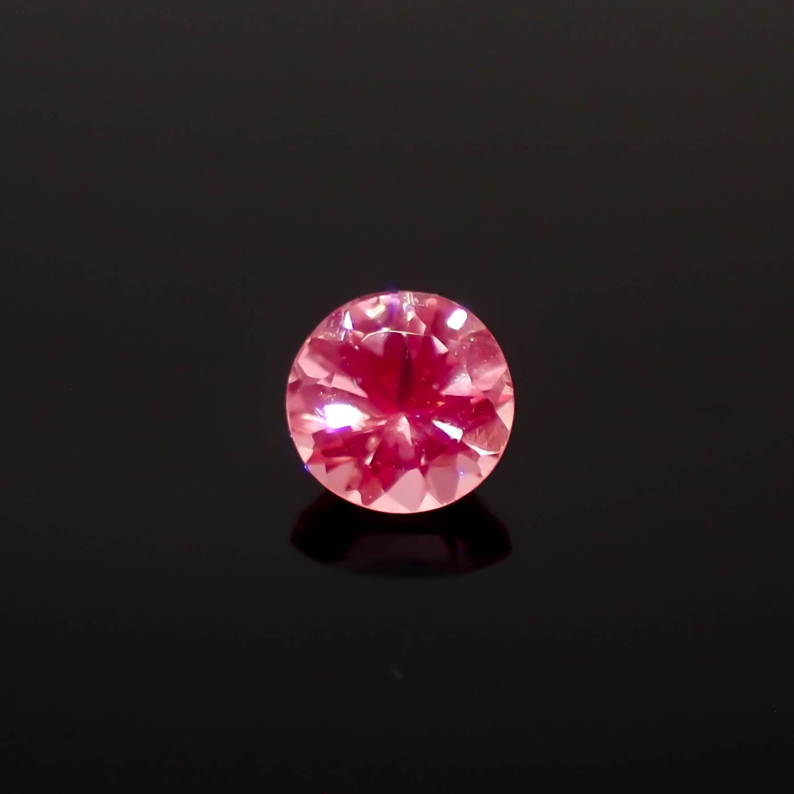 シルキーピンクスピネル タンザニア産 0.38ct / 4.3x4.3mm前後 [230421580]