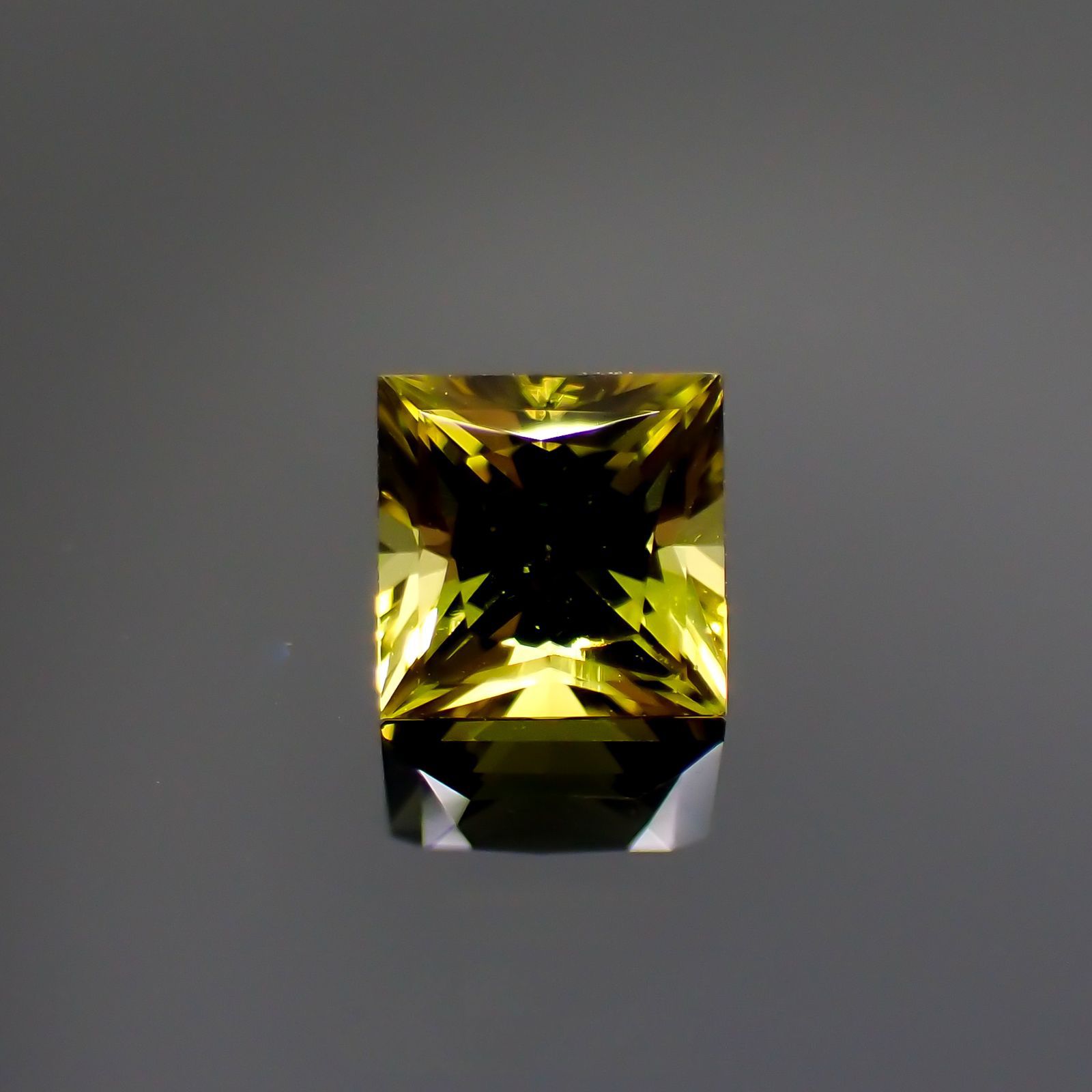 ◇プリンセスカット◇カナリートルマリン(宝石名イエロー・トルマリン)ザンビア・カナリー鉱山産 0.659ct ソ付(彩珠)[230522203]4.9x4.9mm前後