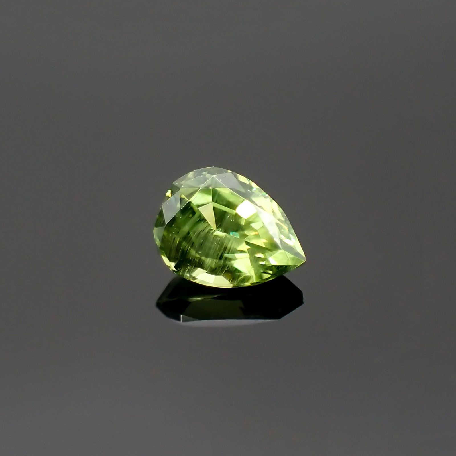 デマントイドガーネット ロシア産 0.28ct[220917677]4.5x3.4mm前後