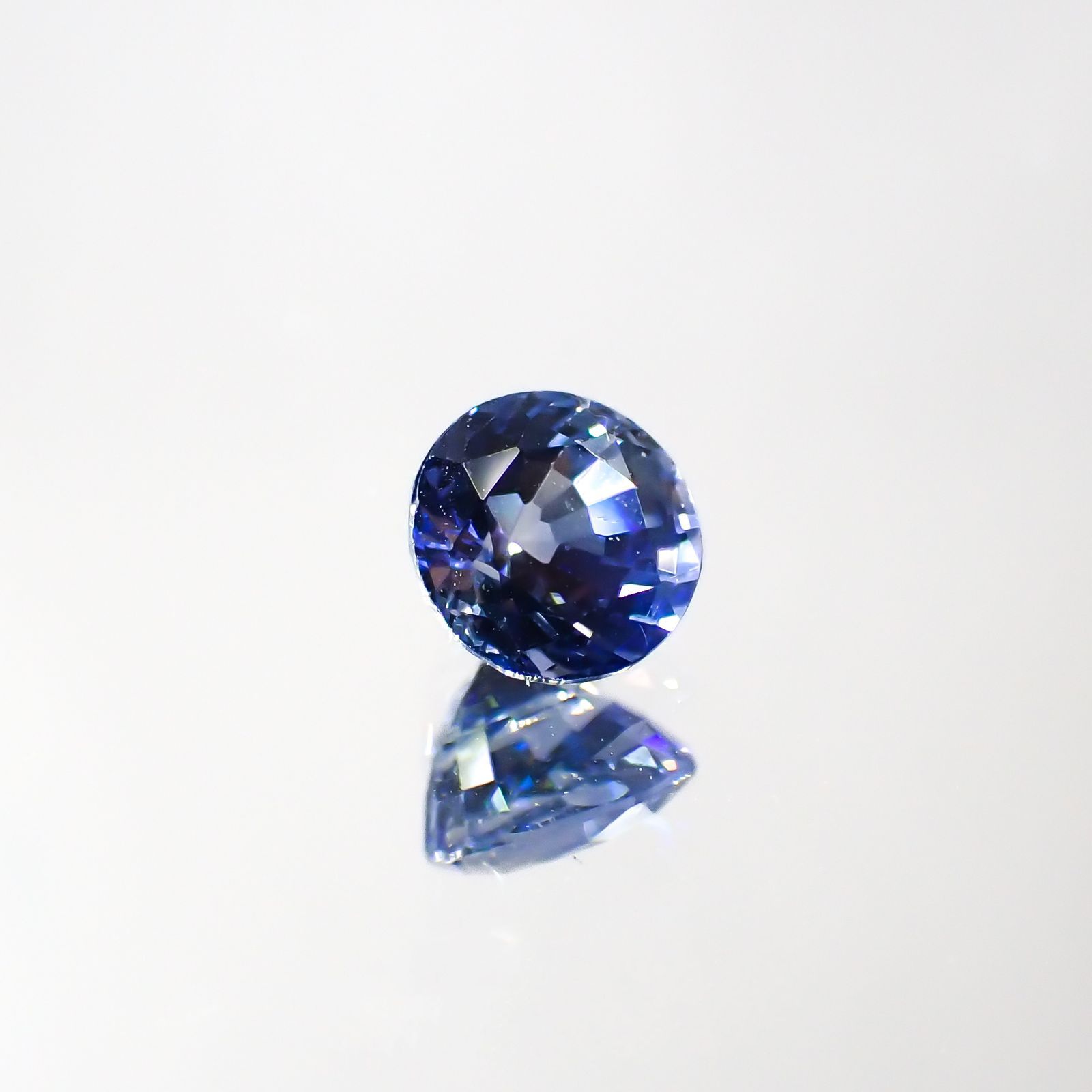 アイスブルーサファイア(宝石名サファイア)スリランカ/マダガスカル産 0.65ct 識別済[220515979]4.9x4.8mm前後