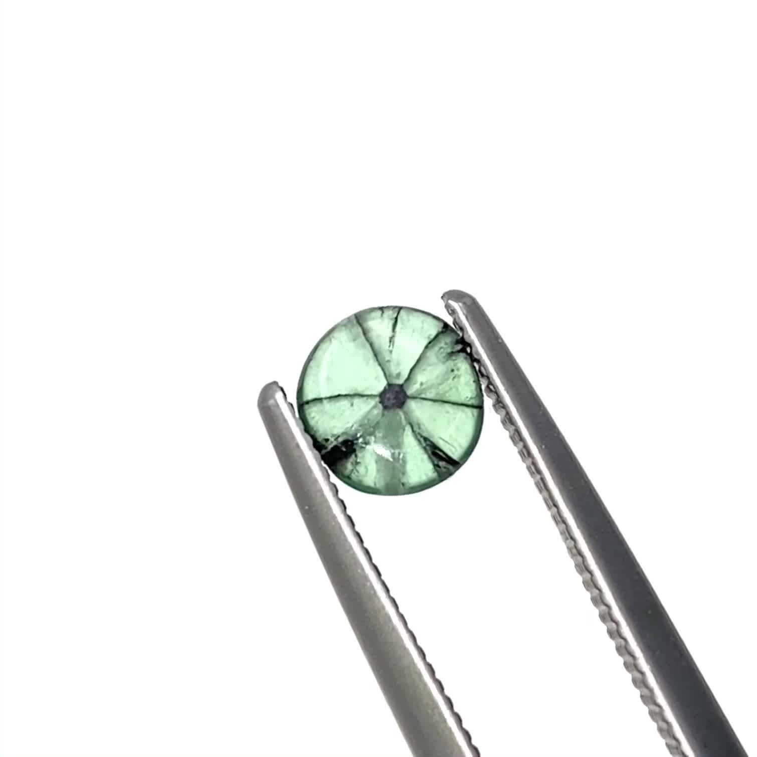 トラピッチェエメラルド コロンビア産 0.40ct / 5.3x5mm前後