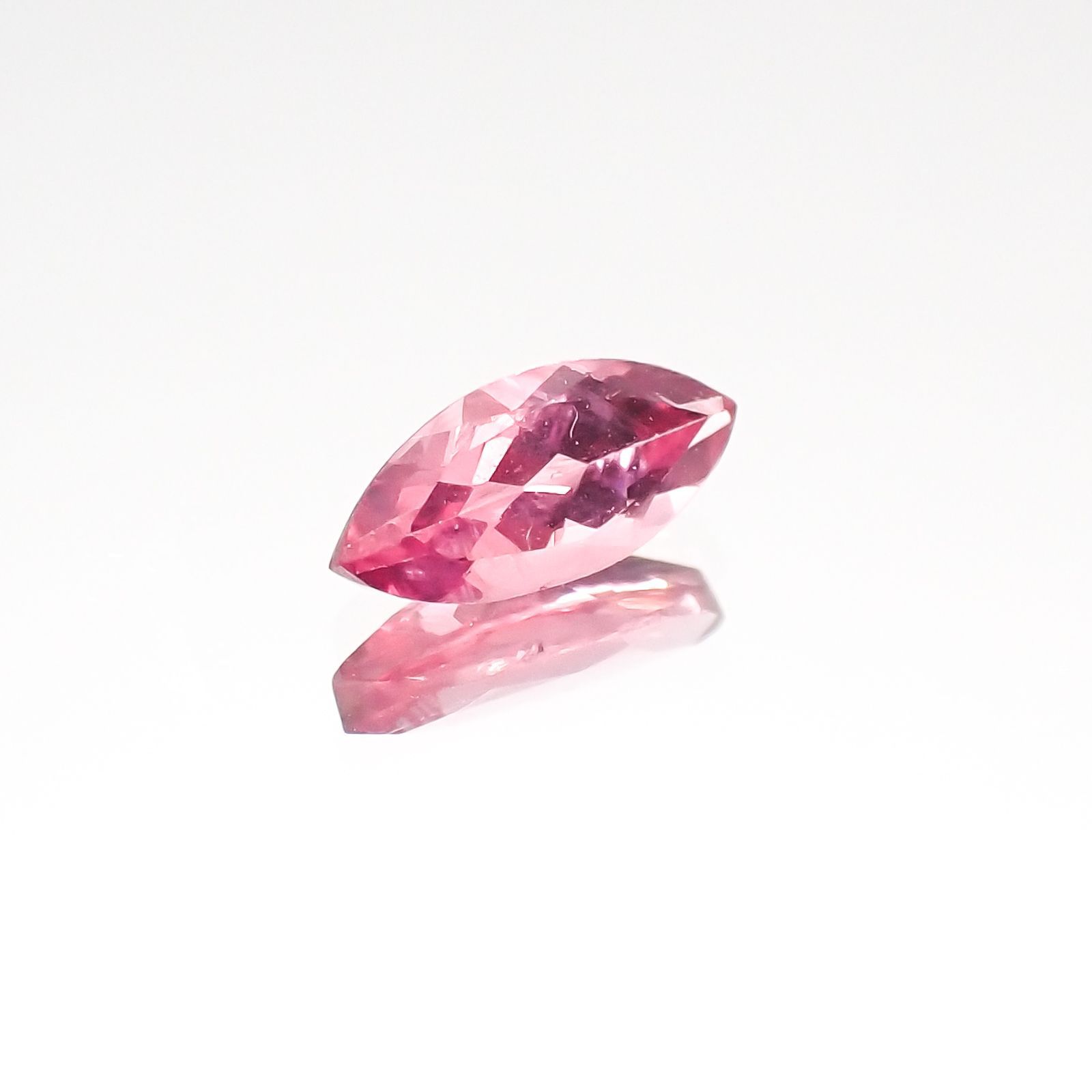 ホットピンクスピネル(宝石名ピンク・スピネル)タンザニア産 0.38ct 識別済[231124096]7.2x3.3mm前後