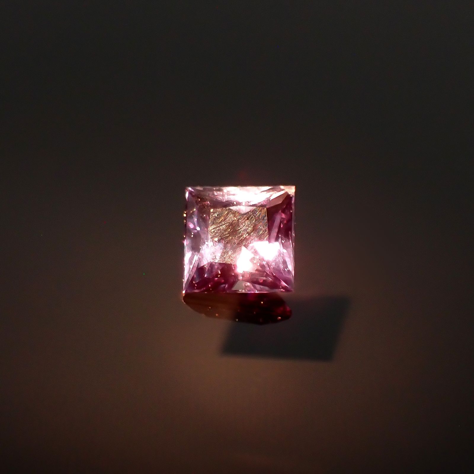 ◇プリンセスカット◇アレキサンドライト ブラジル産/EmeraldMains社製 0.081ct[240527592]2.4x2.4mm前後