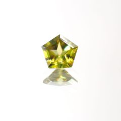 ◇ペンタゴンカット◇スフェーン(宝石名スフェーン)マダガスカル産 0.45ct 識別済[220113860]5.1x5mm前後