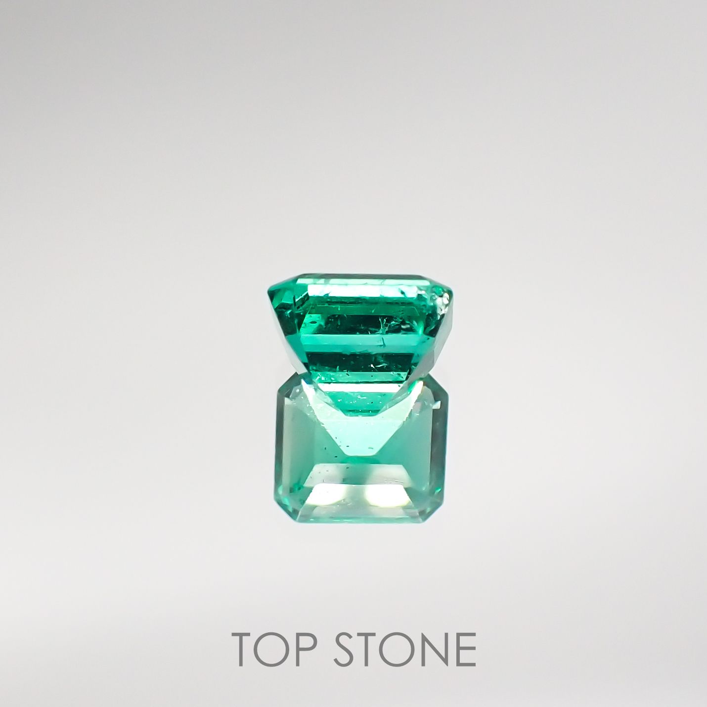 エメラルド コロンビア産 ルース 0.64ct[210711708]5.3×4.7mm前後