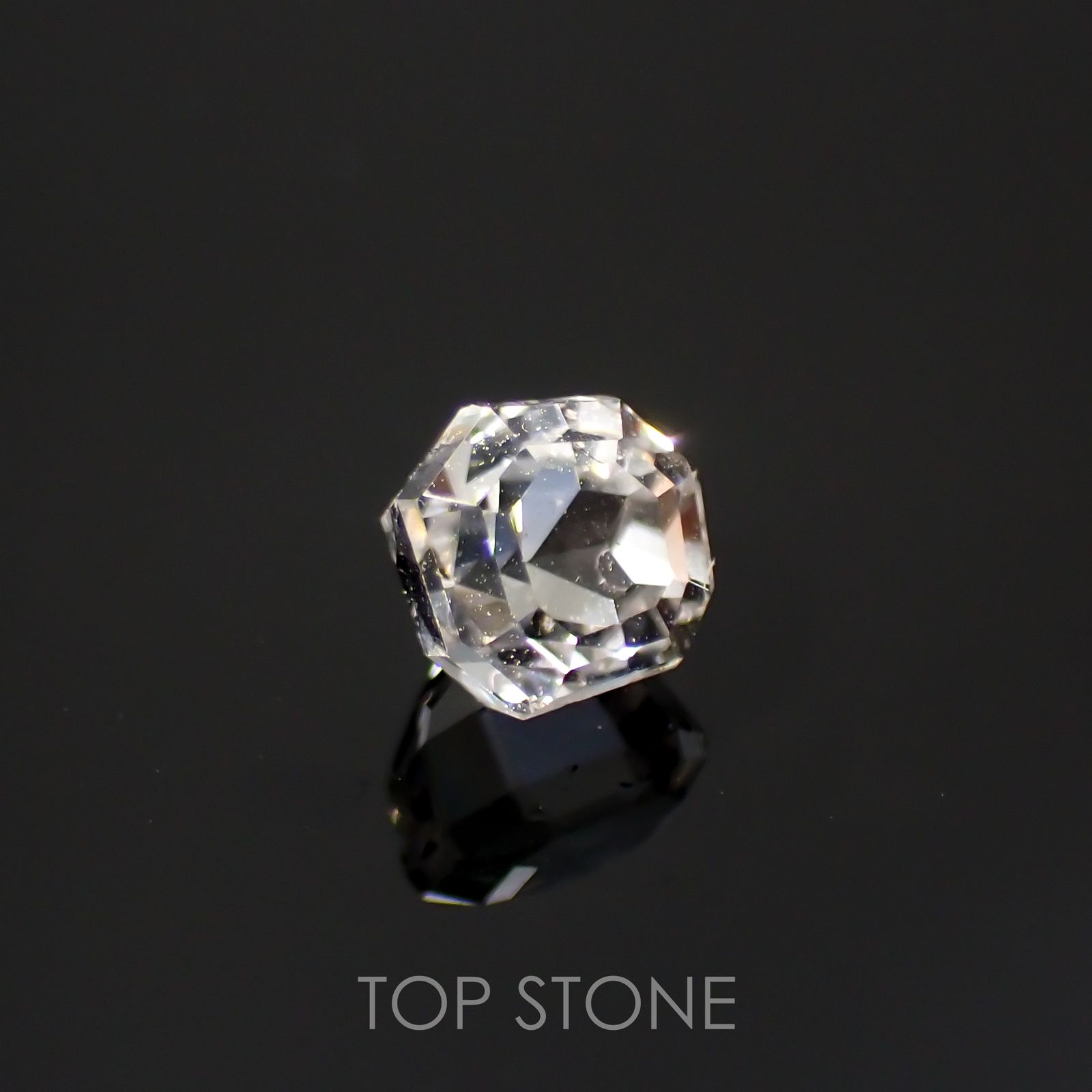 カラーレスエンスタタイト(宝石名ホワイト・エンスタタイト)スリランカ産 0.79ct 識別済[220115574]4.8x4.5mm前後