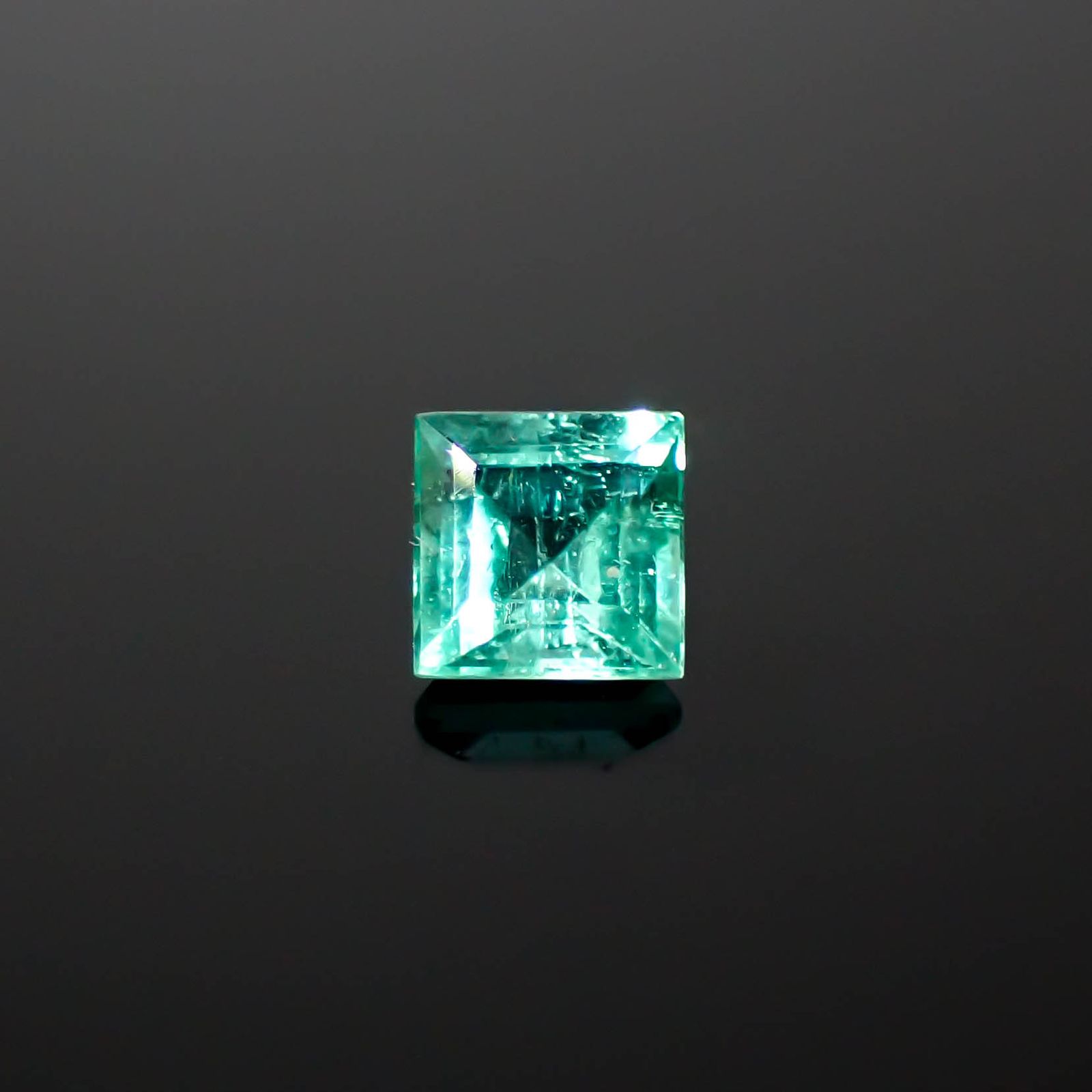 パライバトルマリン(宝石名トルマリン/別名パライバ・トルマリン)ブラジル・キントス鉱山産 0.25ct 識別済[250730741]3.6x3.6mm前後