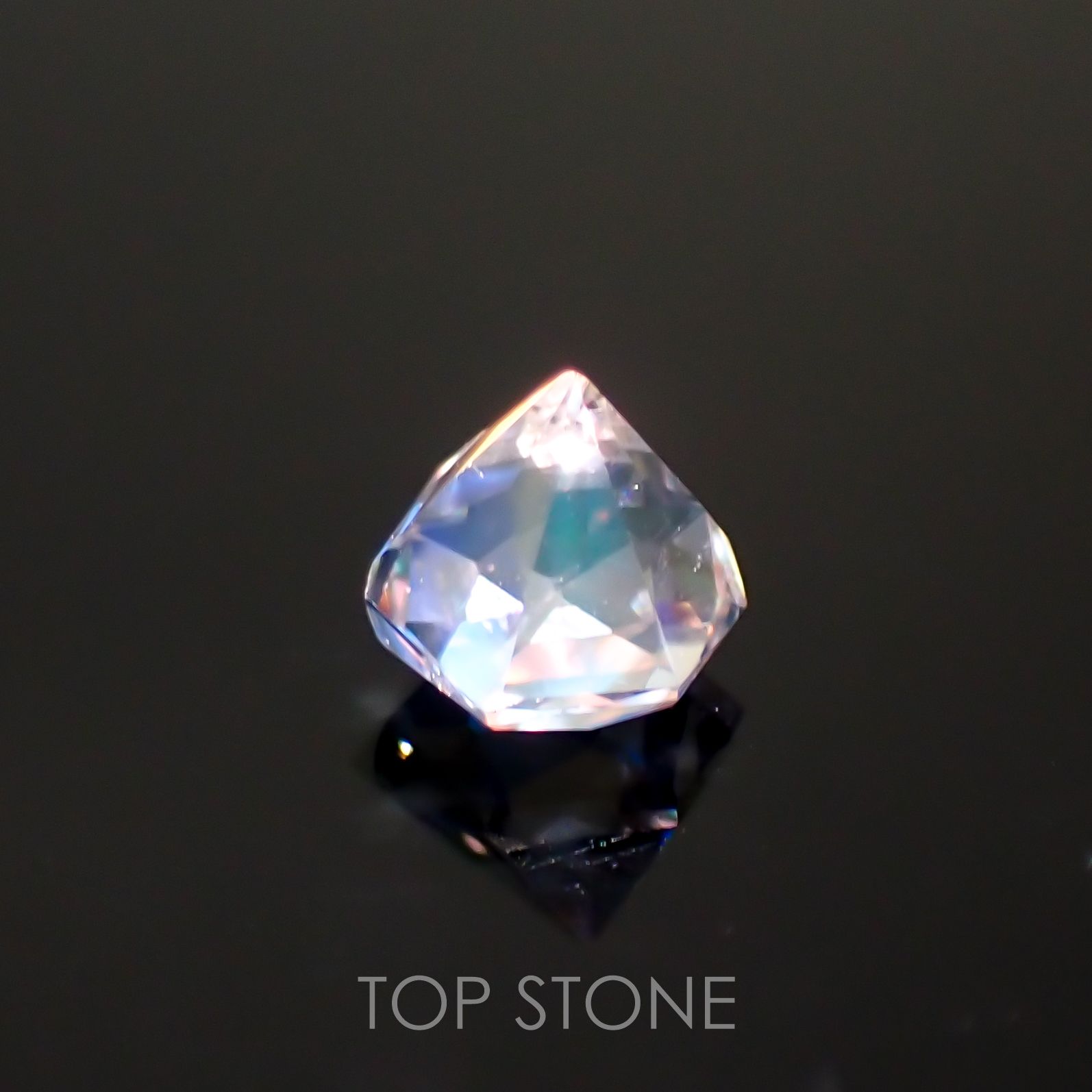 ◇ヘキサゴンカット◇レインボームーンストーン(宝石名ラブラドライト)マダガスカル産 0.39ct 識別済[211113733]4.1x4mm前後