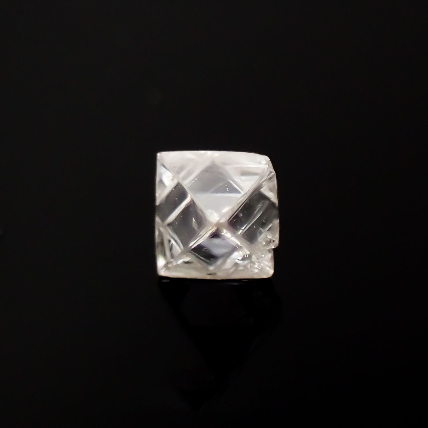 ソーヤブルダイヤモンド 原石(宝石名ダイアモンド)ロシア産 0.069ct ソ付(彩珠)[221219188]2.5x2.6mm前後
