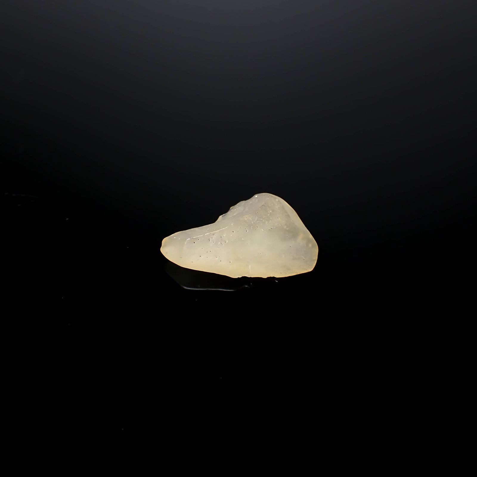 リビアングラス 原石 発見地：エジプト・リビア砂漠 12.38ct [241029286]26.2x17.7mm前後