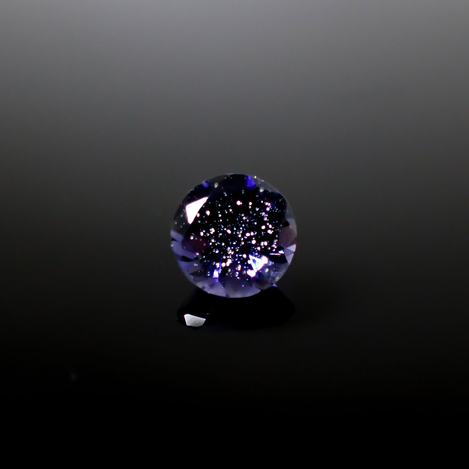 アイオライトサンストーン インド/ブラジル産 0.66ct [250229822]5.9x5.9mm前後