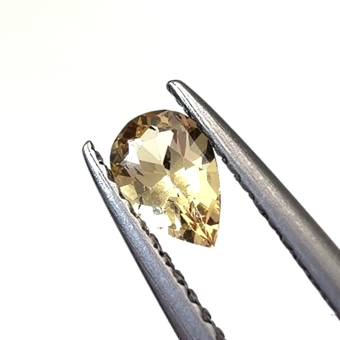 インペリアルトパーズ(宝石名トパーズ)ブラジル産 0.40ct / 6.1x3.8mm