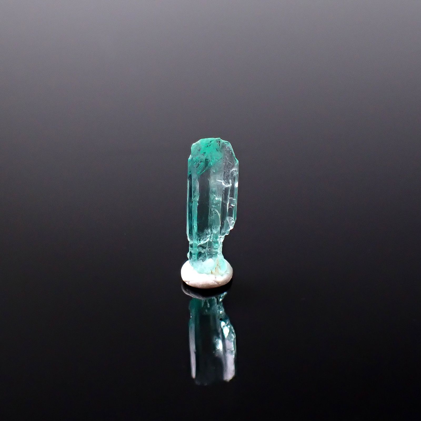 ミントベリル柱状結晶 原石 ナイジェリア産 0.97ct / 12.6x4.2mm前後 [251231419]