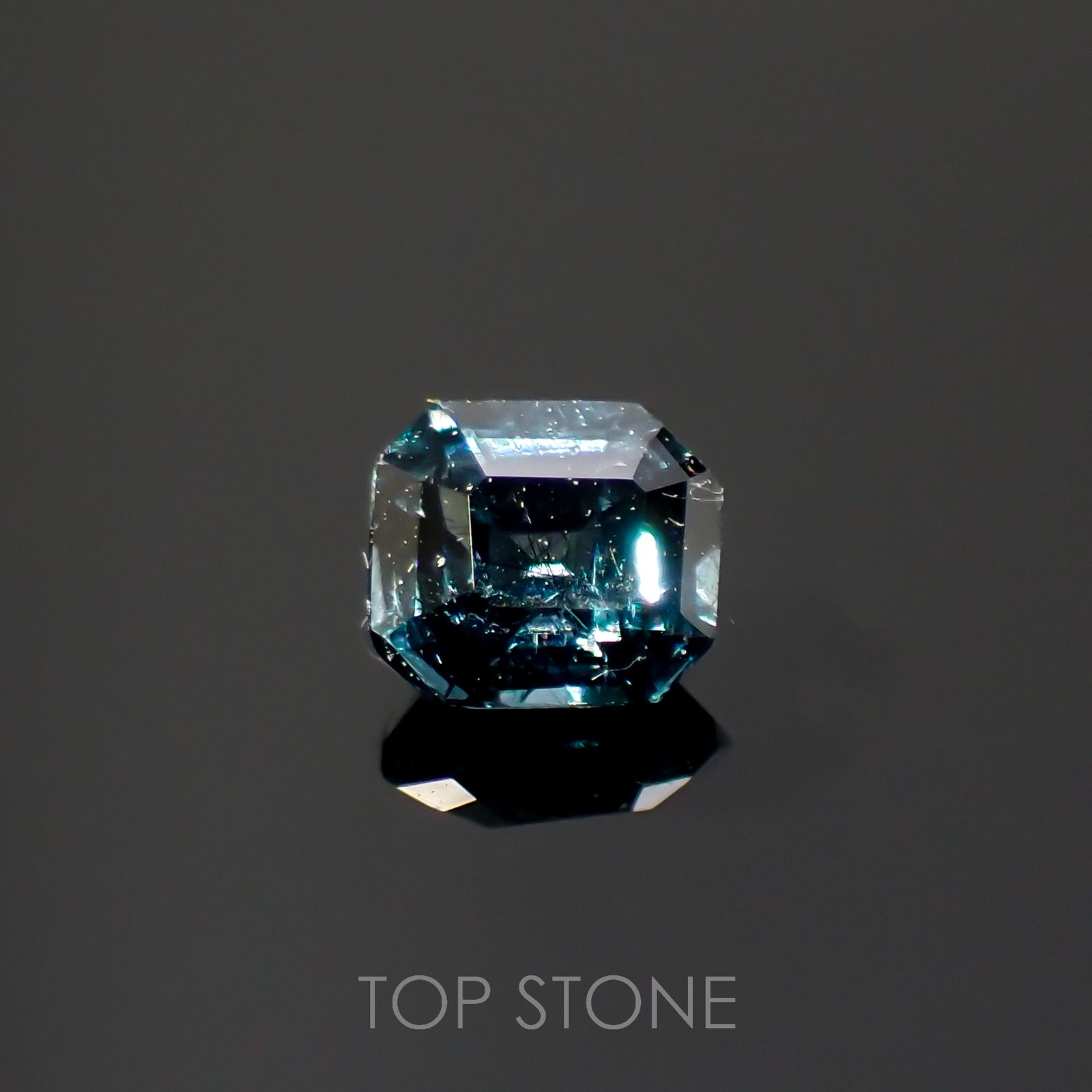カラーチェンジガーネット アレキタイプ(宝石名ガーネット)マダガスカル・ベキリー産 0.16ct 識別済[220616543]3.1x2.8mm前後