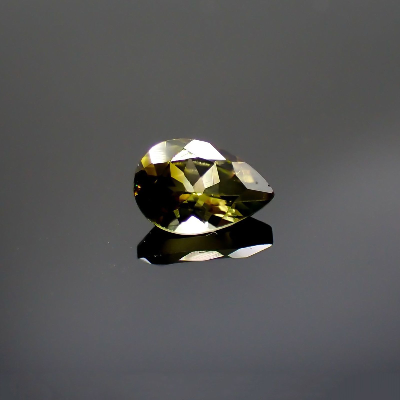バイカラートルマリン(宝石名バイカラー・トルマリン) ブラジル/アフリカ産 0.56ct 識別済[211013574]6.6×4.5mm前後