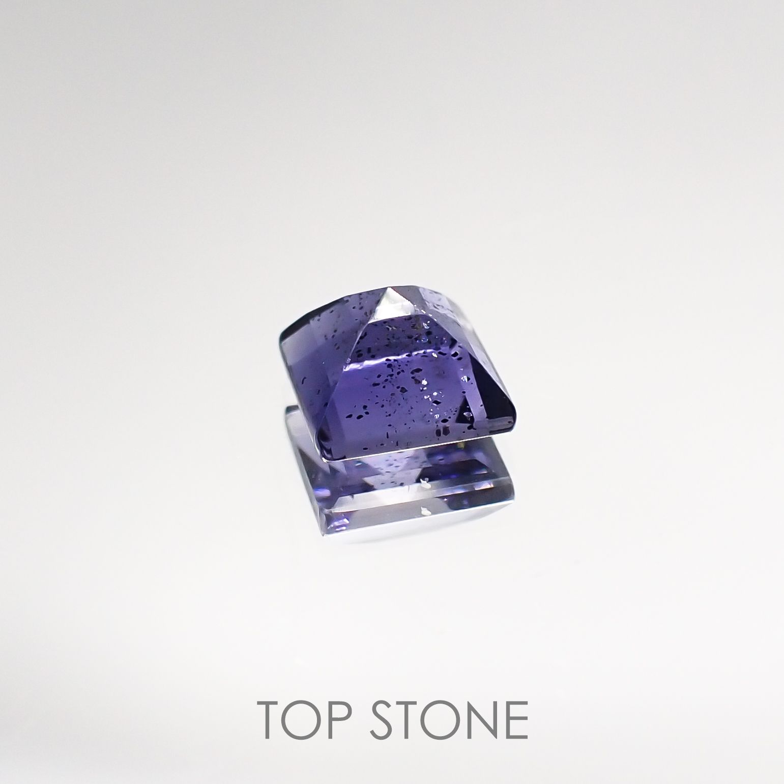 アイオライトサンストーン インド・ブラジル産 ルース 0.6ct[210711616]5.1×5.1mm前後