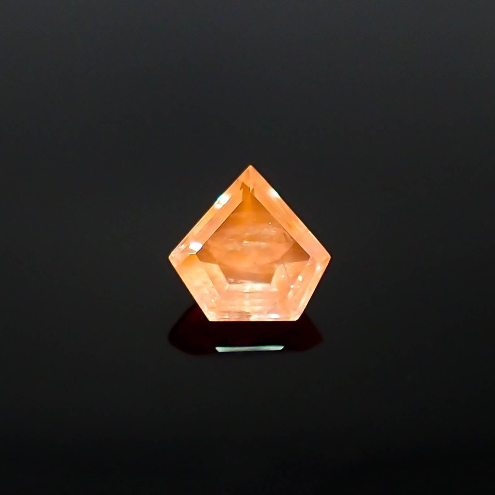 ◇カスタムカット◇アウイナイト フルオレッセンス(宝石名アウイナイト) ドイツ産 0.375ct ソ付(日独)[210711625]5.6×5.7mm前後