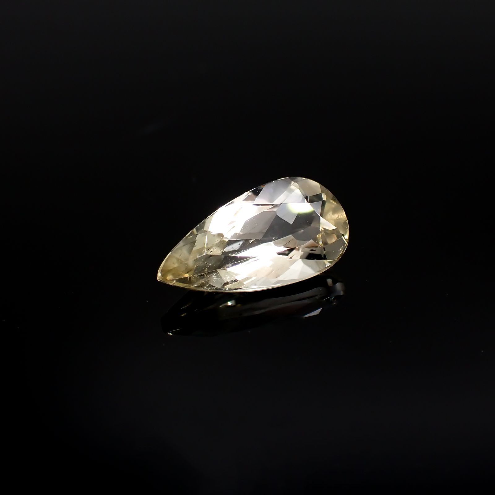 イエロースキャポライト(宝石名イエロー・スキャポライト)ブラジル・ミナスジェライス州産 識別済 1.39ct / 11.1x5.7mm前後 [251118021]