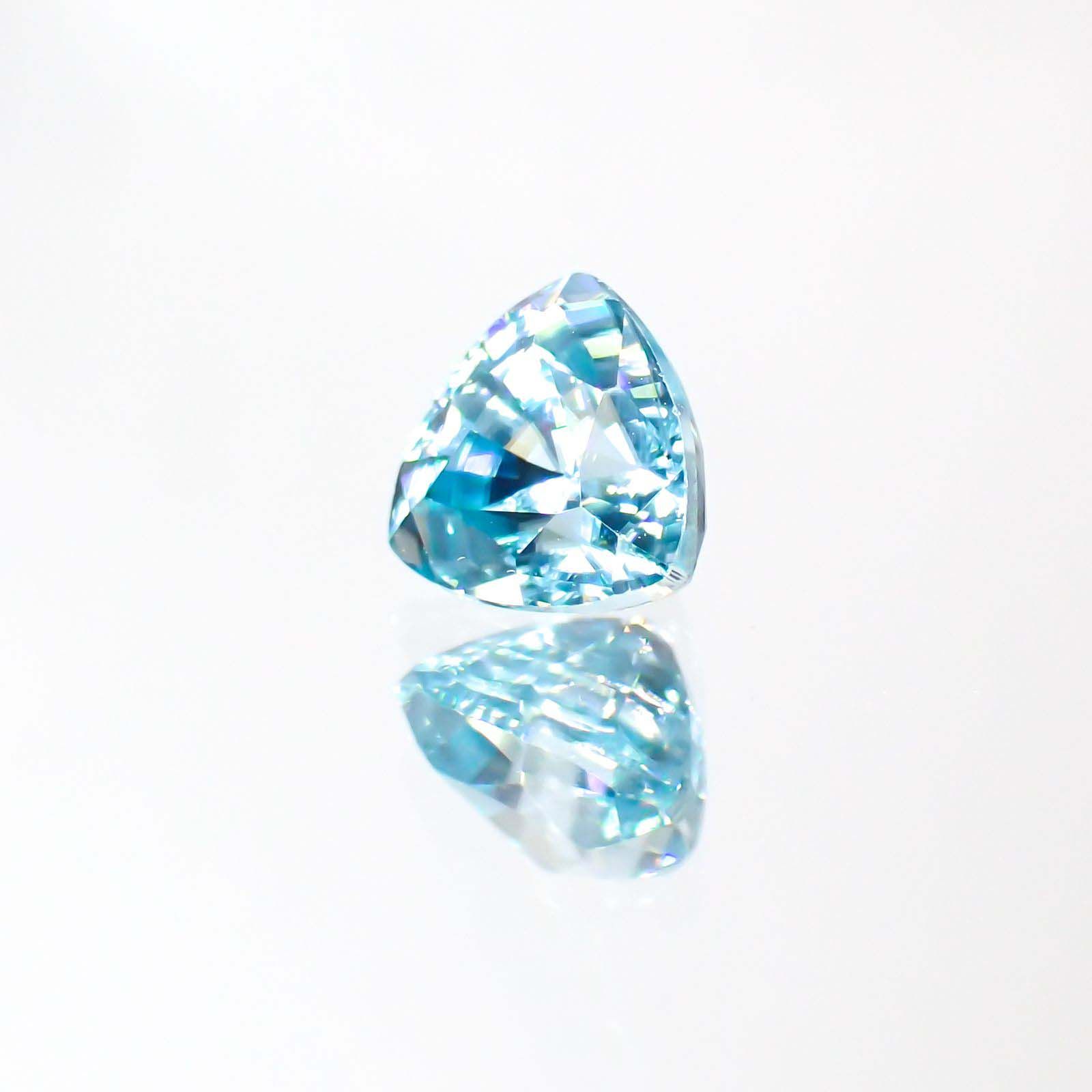 ブルージルコン(宝石名ジルコン) カンボジア産 1.43ct 識別済[211013445]6.1×6mm前後