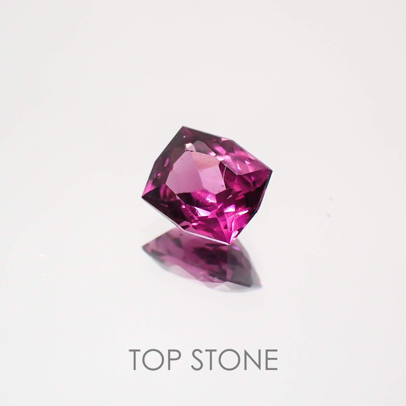 ◇カスタムカット◇グレープガーネット(宝石名ガーネット) ブラジル産 0.71ct 識別済[21069691]5.5×4.7mm前後