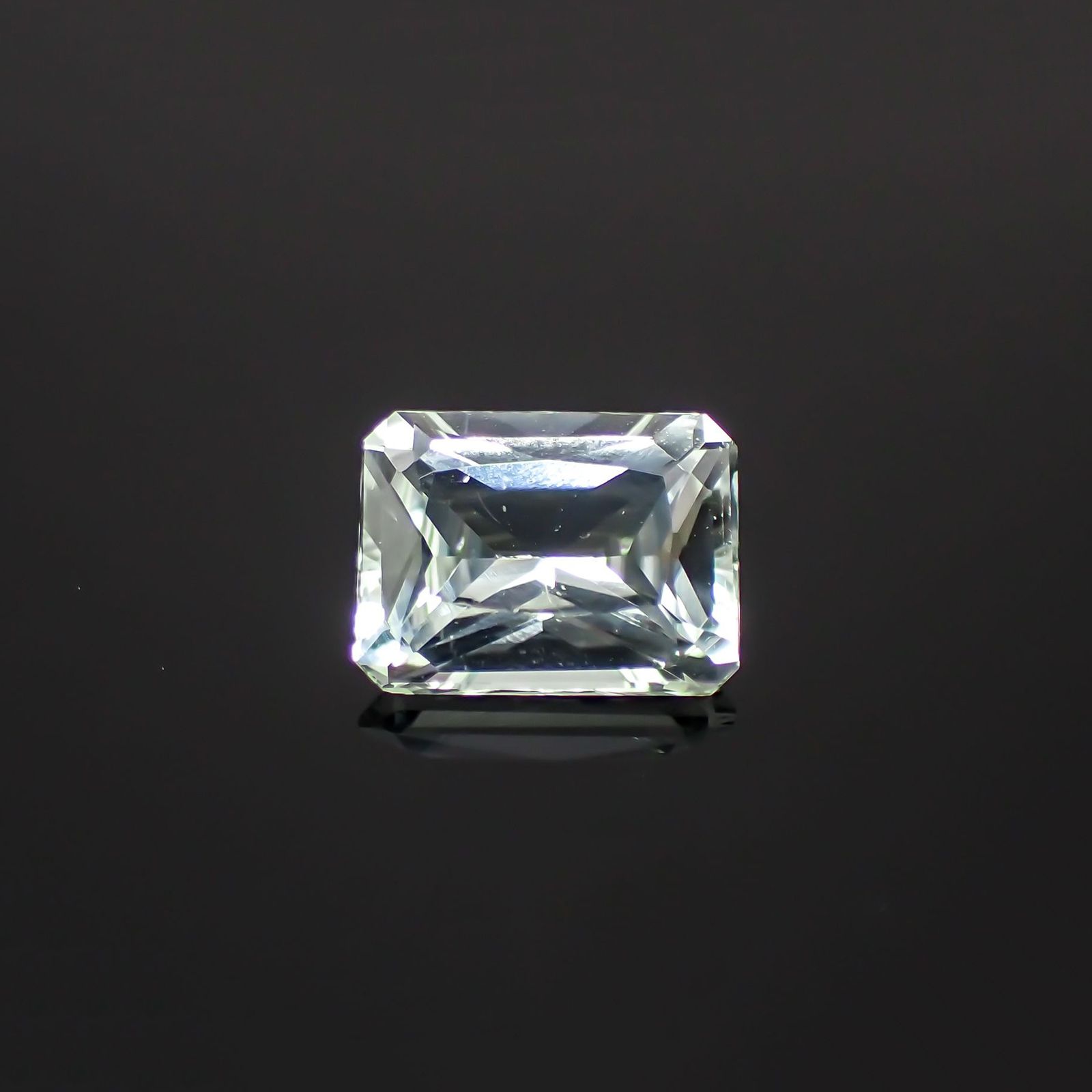 ライムスポジュミン(宝石名スポジュミン)ブラジル産 1.77ct 識別済[250717087]8.4x6.4mm前後