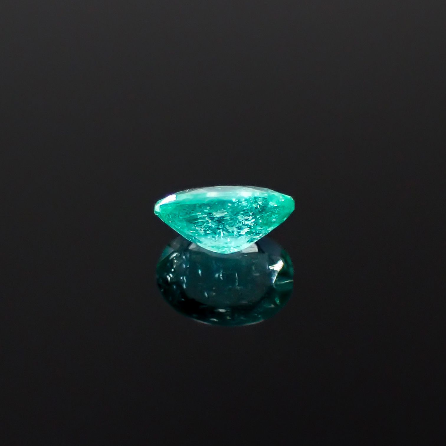 パライバトルマリン ブラジル・パライバ州バターリャ鉱山産 0.17ct[240928739]4.1x3.2mm前後