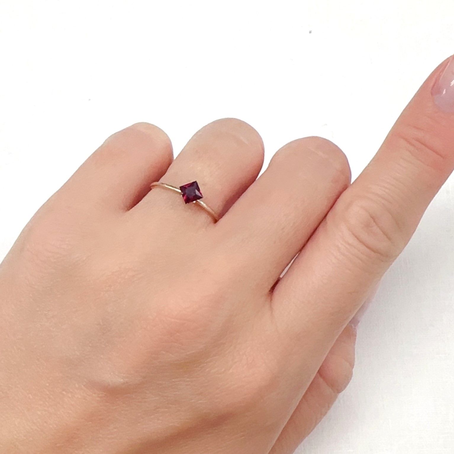 ◇プリンセスカット◇アントヒルガーネット(クロムパイロープガーネット) アメリカ・アリゾナ州産 0.34ct[240527830]3.9x3.9mm前後