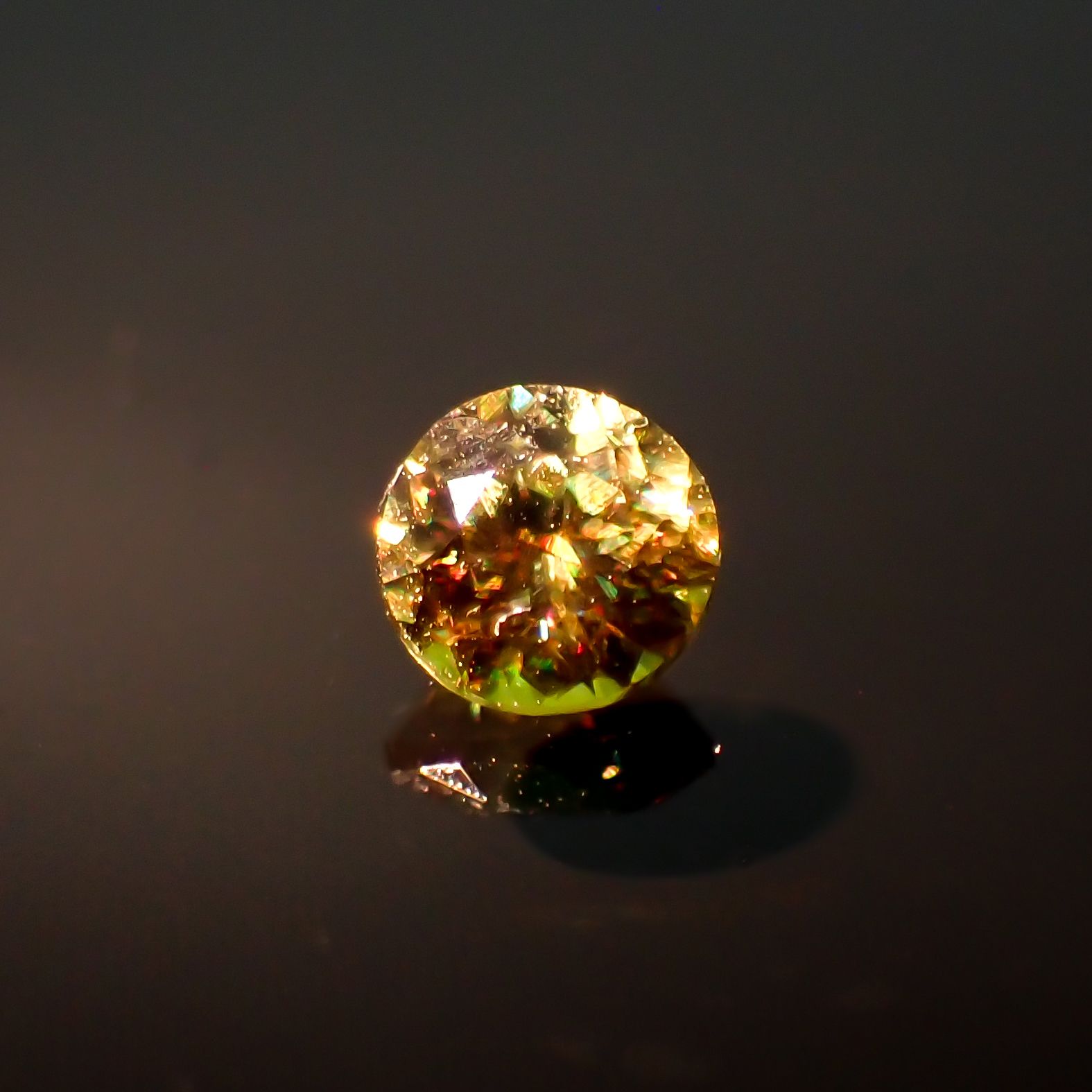 カラーチェンジスフェーン パキスタン産 0.17ct[230522189]3.2x3.2mm前後
