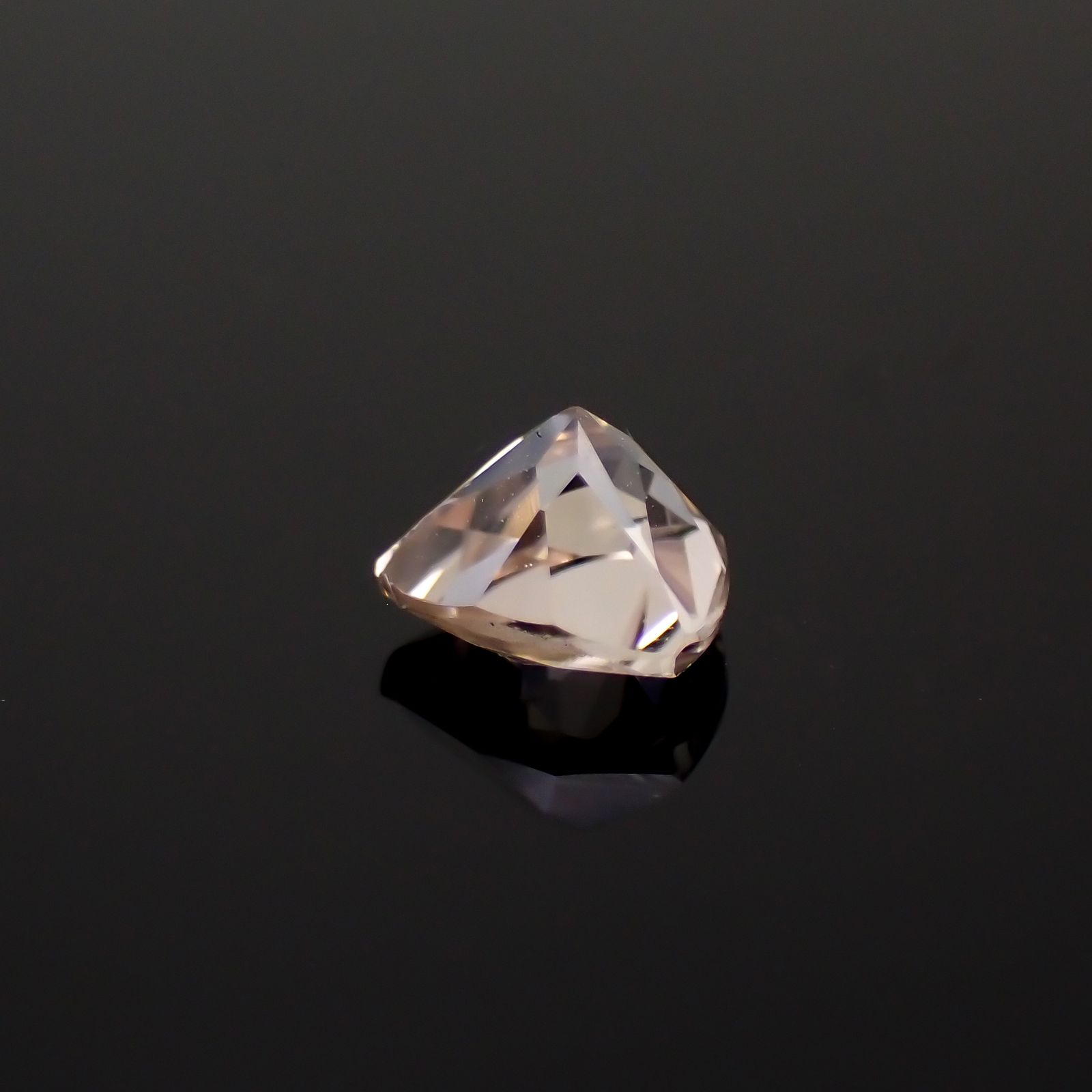 シャンパンカラージルコン スリランカ/カンボジア産 0.78ct[230421648]5.1x5.3mm前後