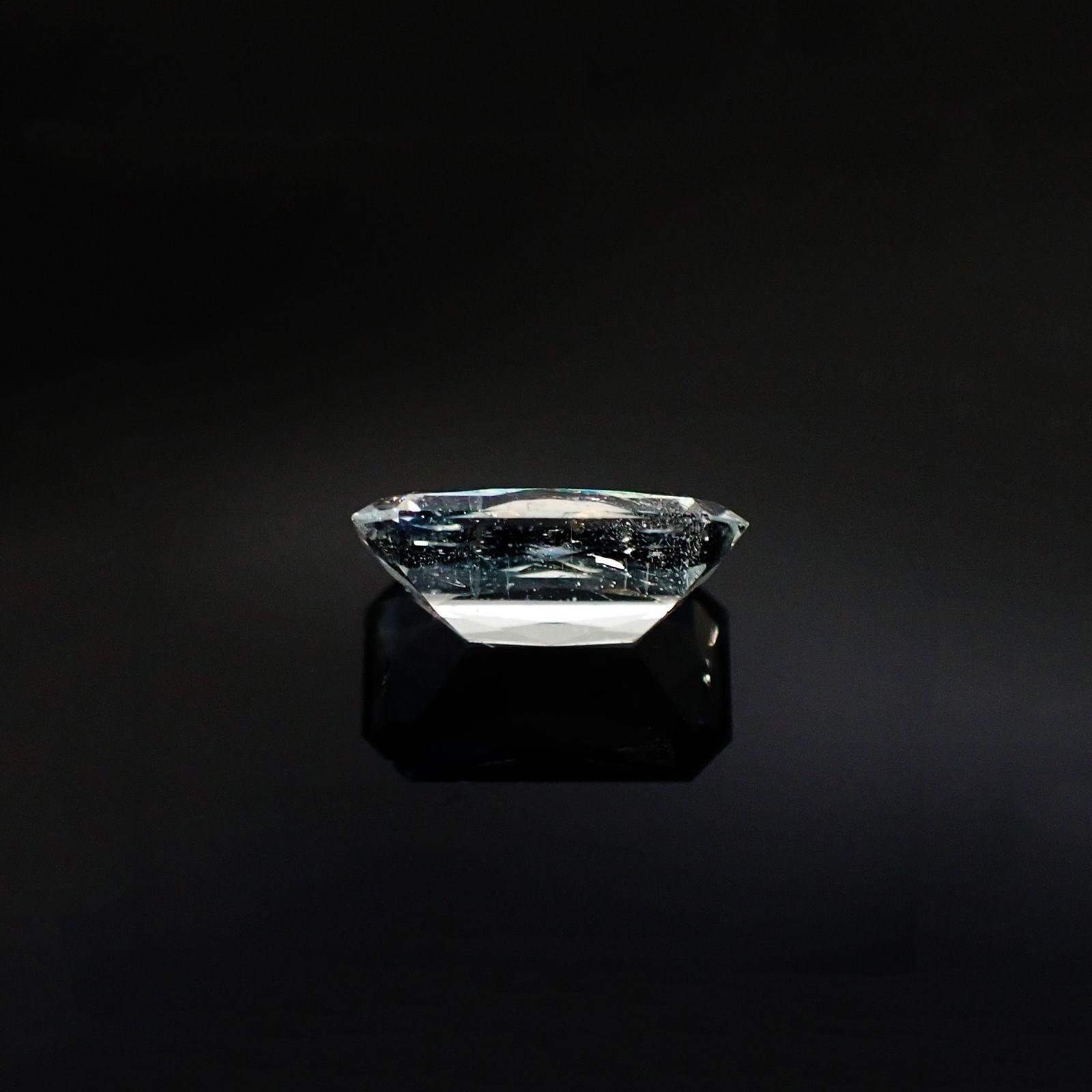 ジェレメジェバイト(宝石名エレメージェバイト)ナミビア産 ソ付(彩珠) 1.288ct / 8.8x5.3mm前後 [230823128]