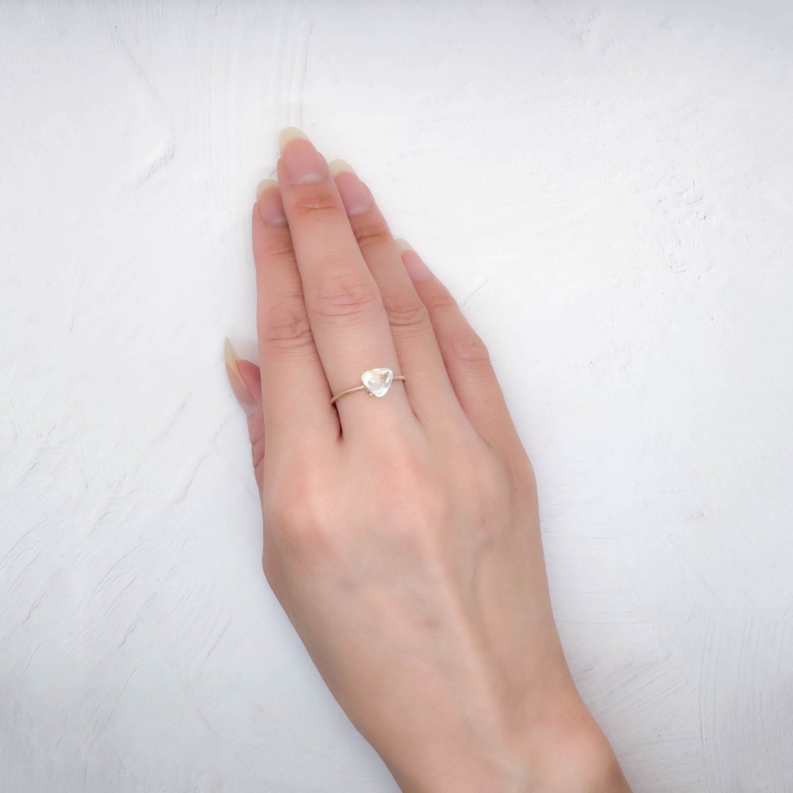 ◇バフトップカット◇レインボームーンストーン(宝石名ラブラドライト)マダガスカル産 ソ付(彩珠) 1.139ct / 6.2x7.2mm前後 [250931034]