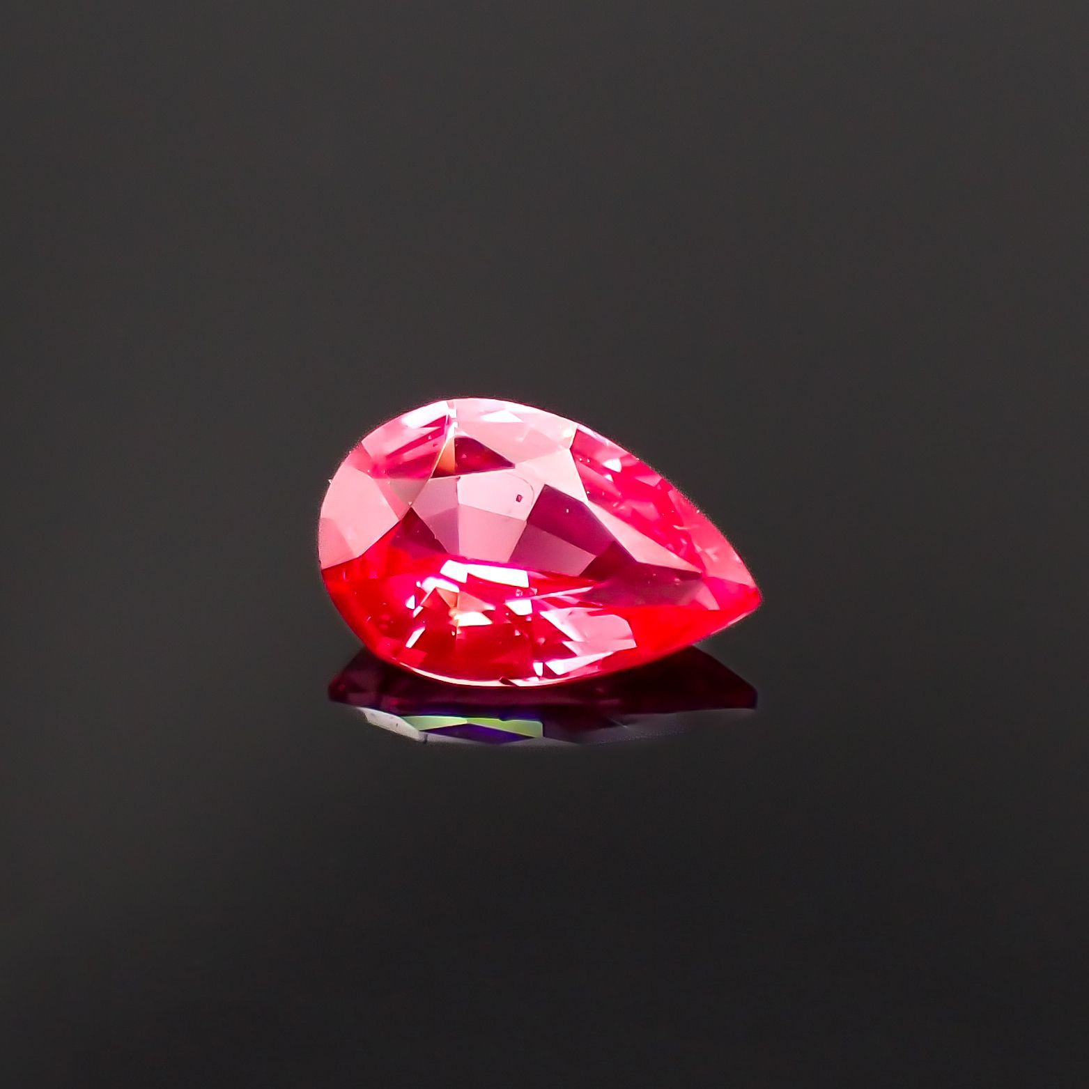 ホットピンクスピネル(宝石名ピンク・スピネル)タンザニア産 0.24ct 識別済[230120034]5.3x3.4mm前後