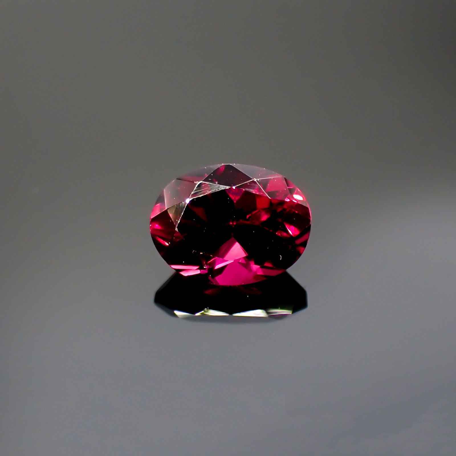 ロードライトガーネット(宝石名ロードライト・ガーネット)ブラジル産 1.87ct 識別済[220717060]8.2x6.2mm前後