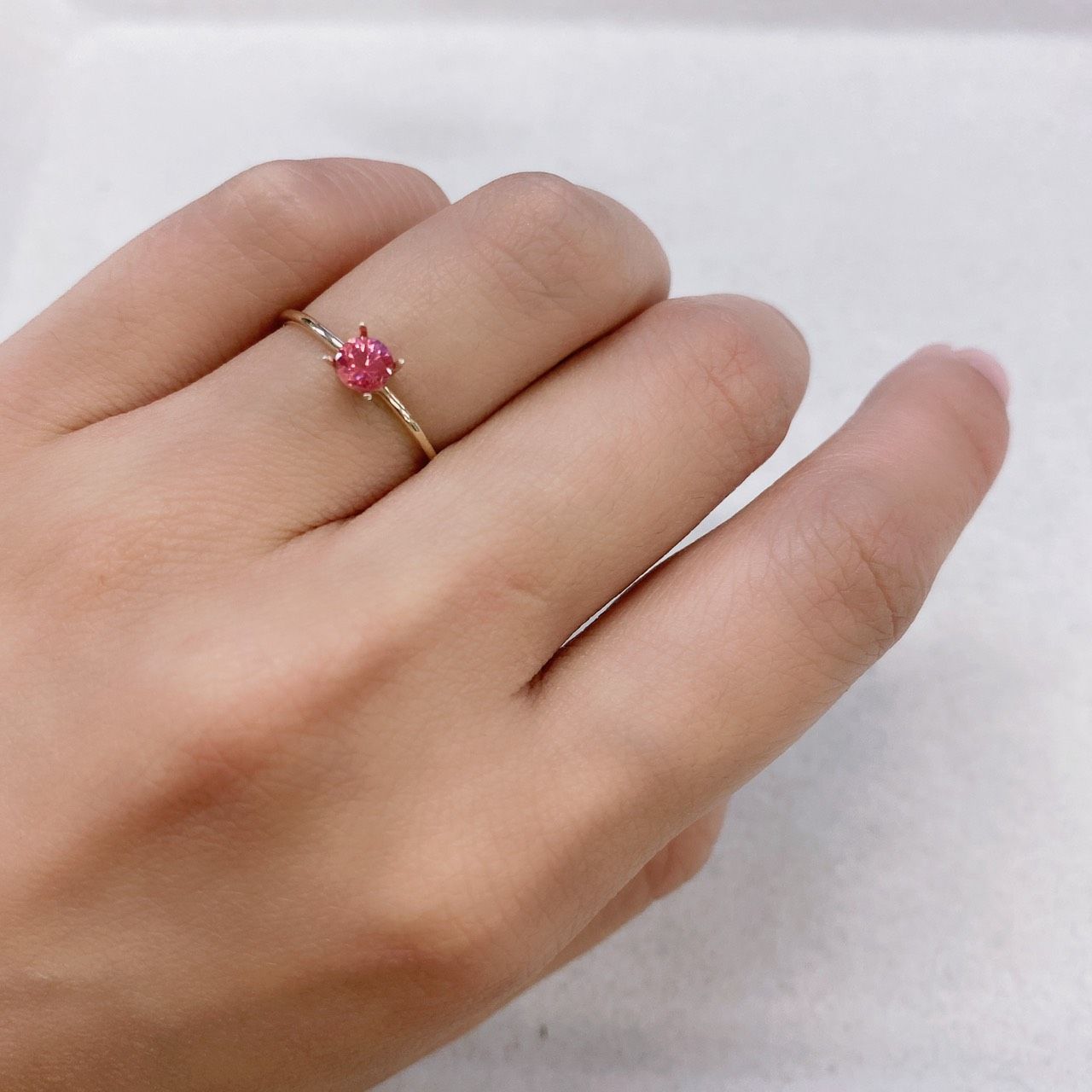 ホットピンクスピネル(宝石名ピンク・スピネル) タンザニア産 0.33ct 識別済[210812583]4×4mm前後