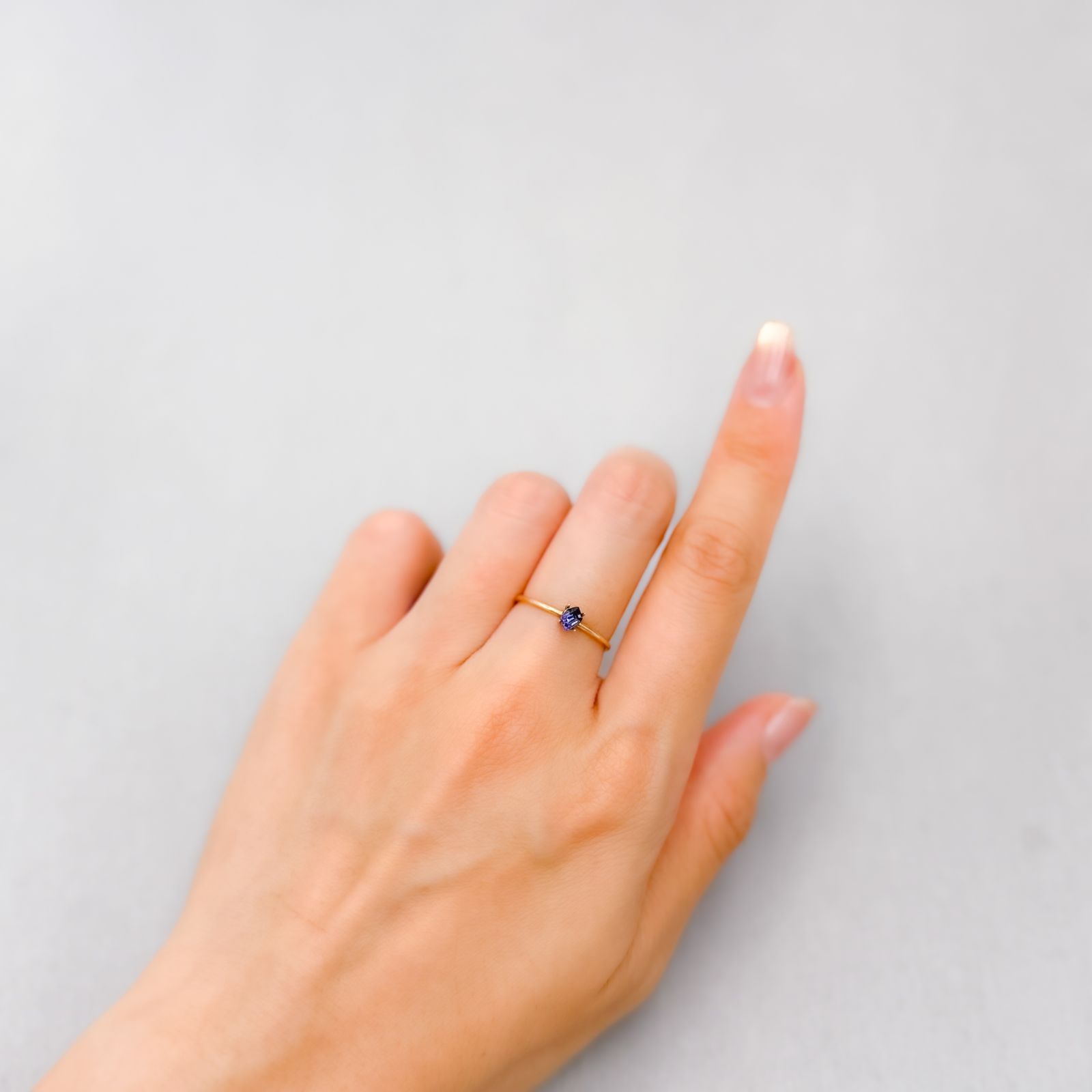 ◇カスタムカット◇ベニトアイト アメリカ・カリフォルニア州産 0.24ct [250630571]4.5x3.1mm前後