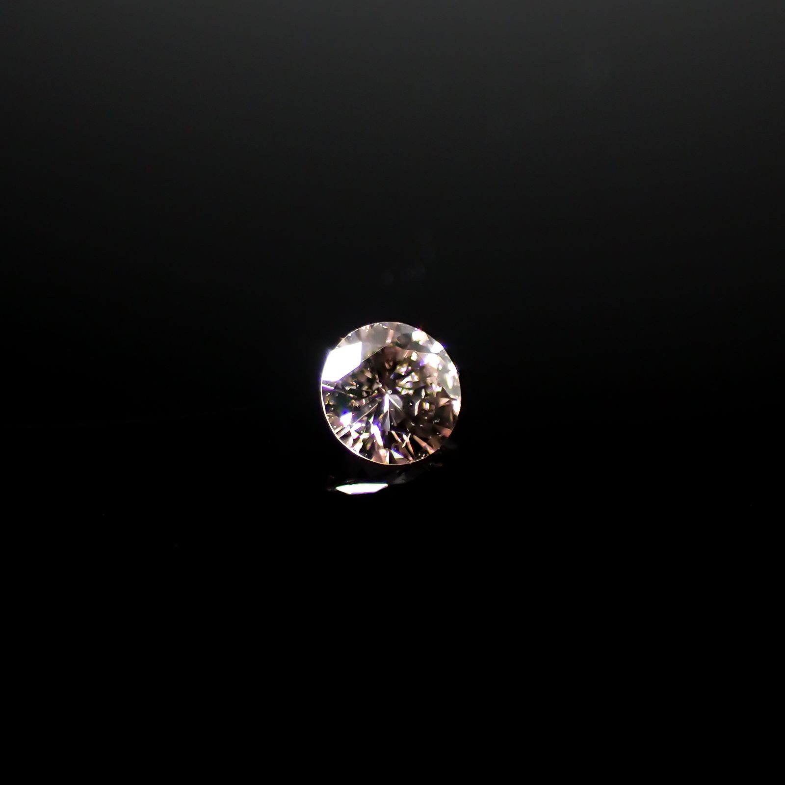 ピンクダイヤモンド(宝石名ダイアモンド SI-2/FANCY LIGHT ORANGY PINK) 0.046ct ソ付(CGL)[240326638]2.38x2.41mm前後