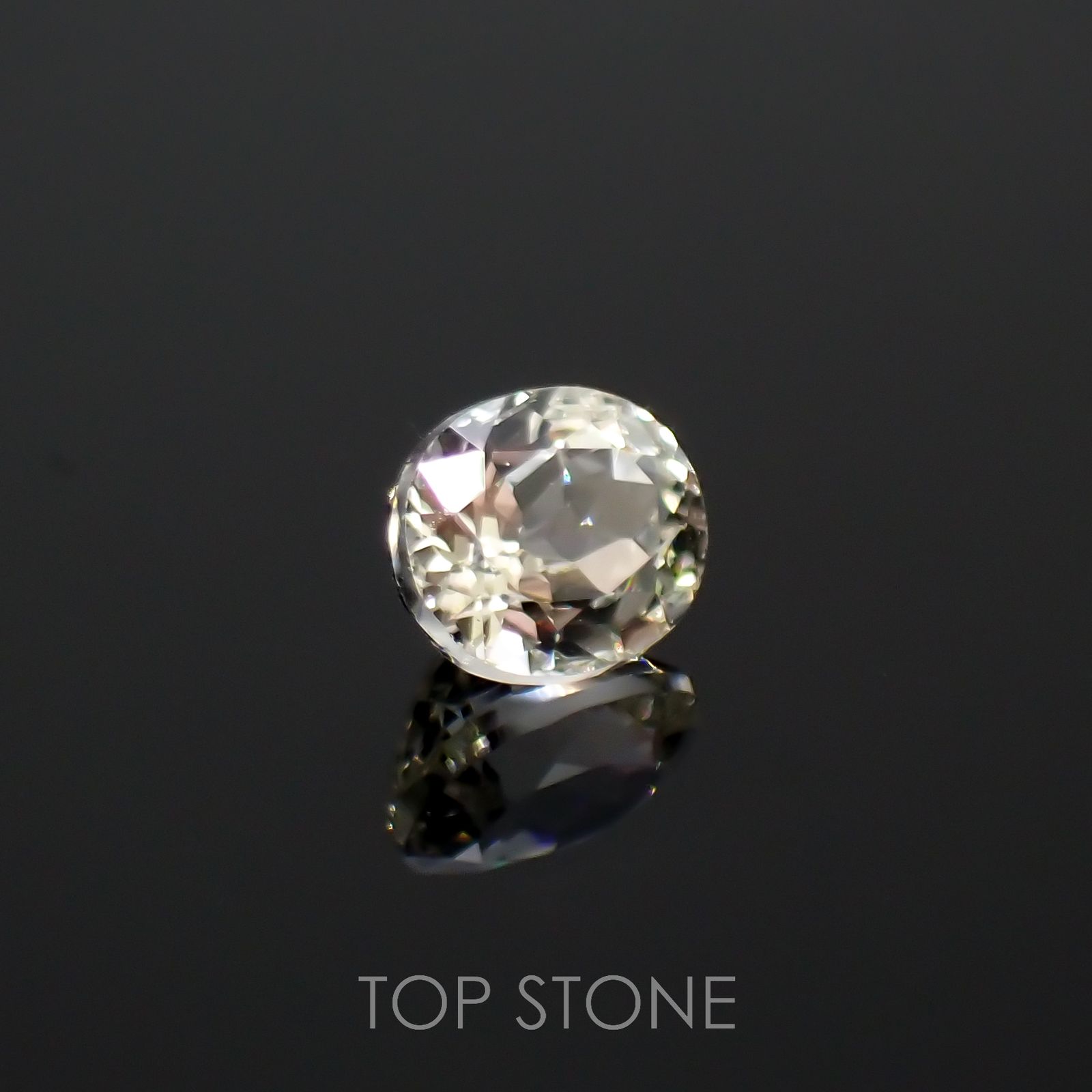 リューコガーネット(宝石名ホワイト グロッシュラー・ガーネット)ビルマ産 0.32ct 識別済[220616325]4.3x3.5mm前後