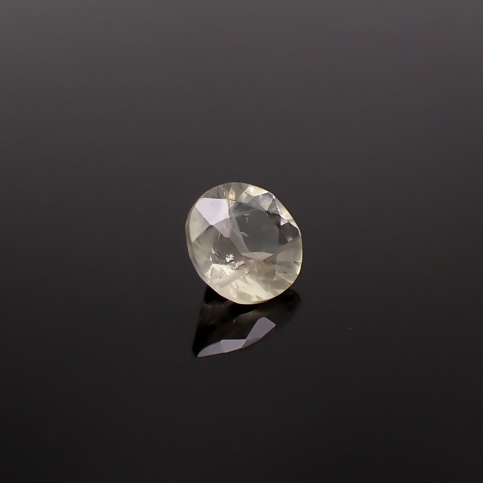 リューサイト 遊色効果あり イタリア産 0.69ct / 6x6mm前後 [260131560]