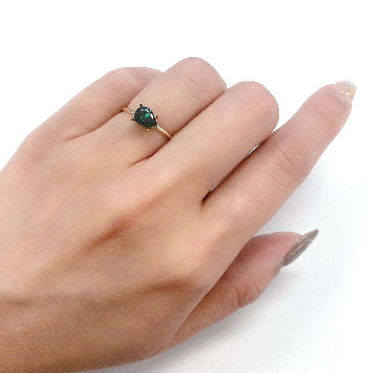 ツァボライト(宝石名グリーン グロッシュラー・ガーネット) タンザニア産 0.745ct ソ付(彩珠)[21069916]6.8×5mm前後