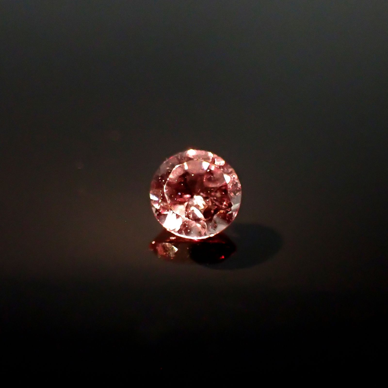 ドラゴンガーネット タンザニア産 0.19ct [250330043]3.5x3.4mm前後
