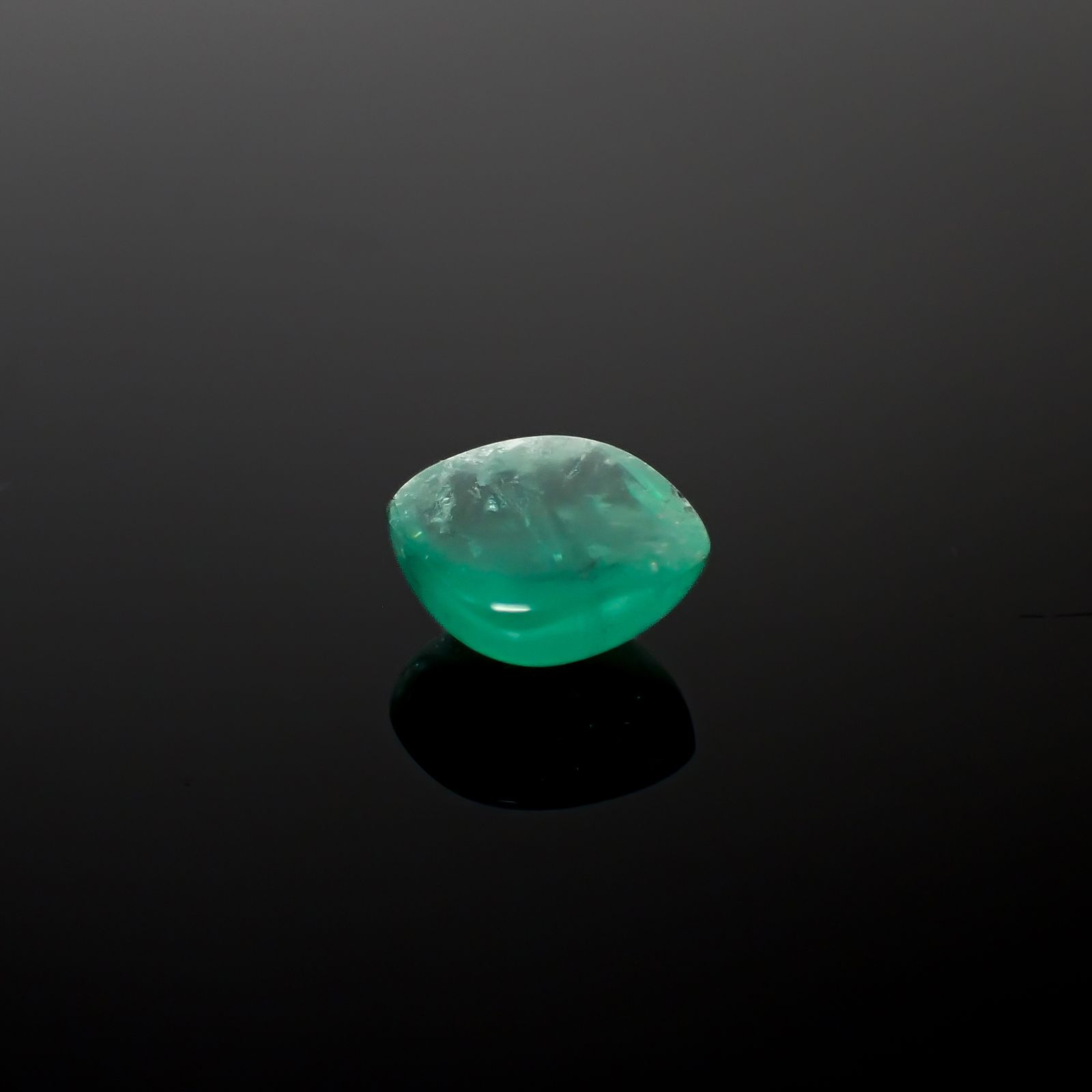 フローライト フルオレッセンス イギリス・ロジャリー鉱山産 3.24ct[240527711]8.4x8.3mm前後